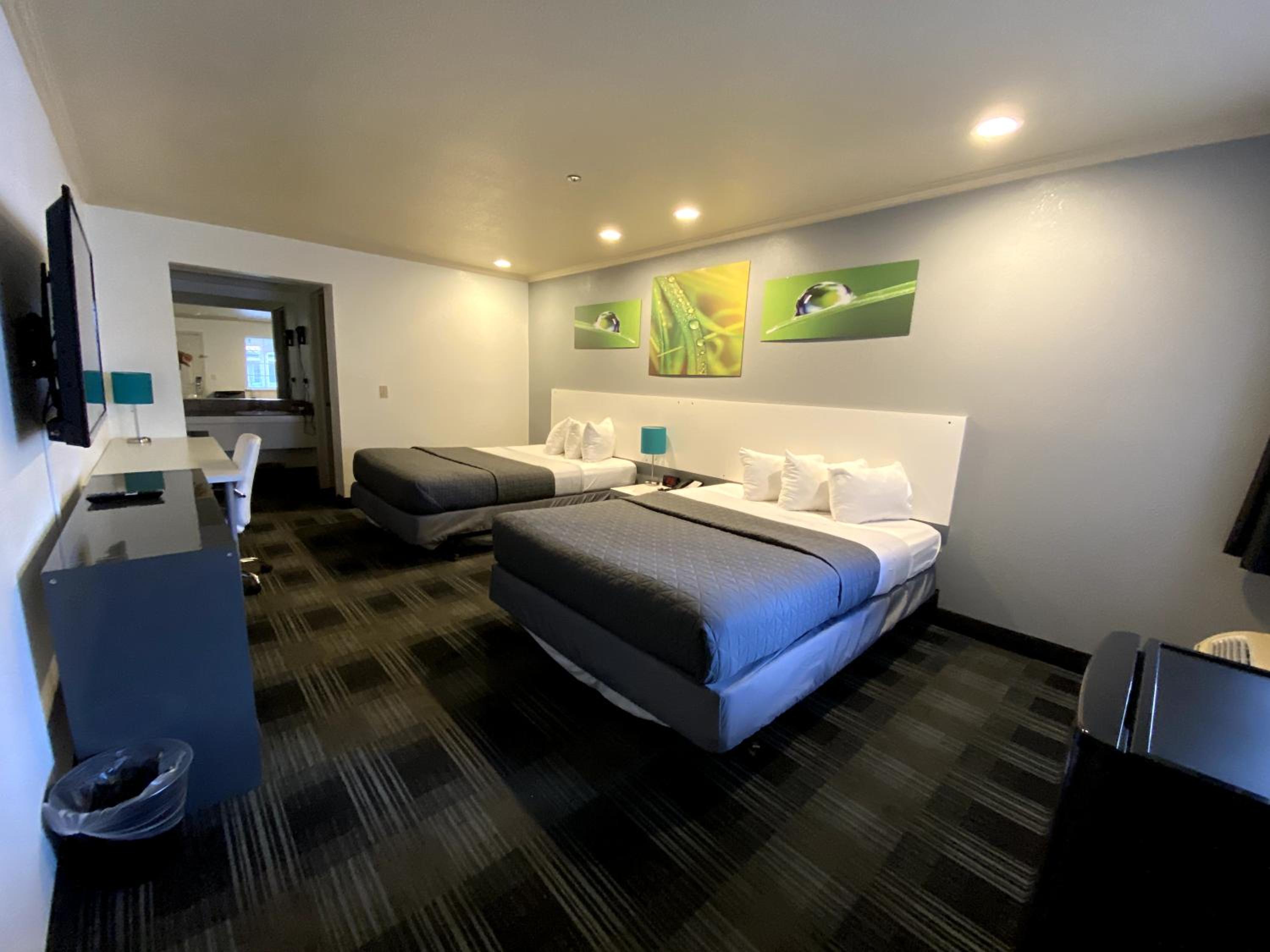 Queen Room with Two Queen Beds - Non-Smoking - Photo 10