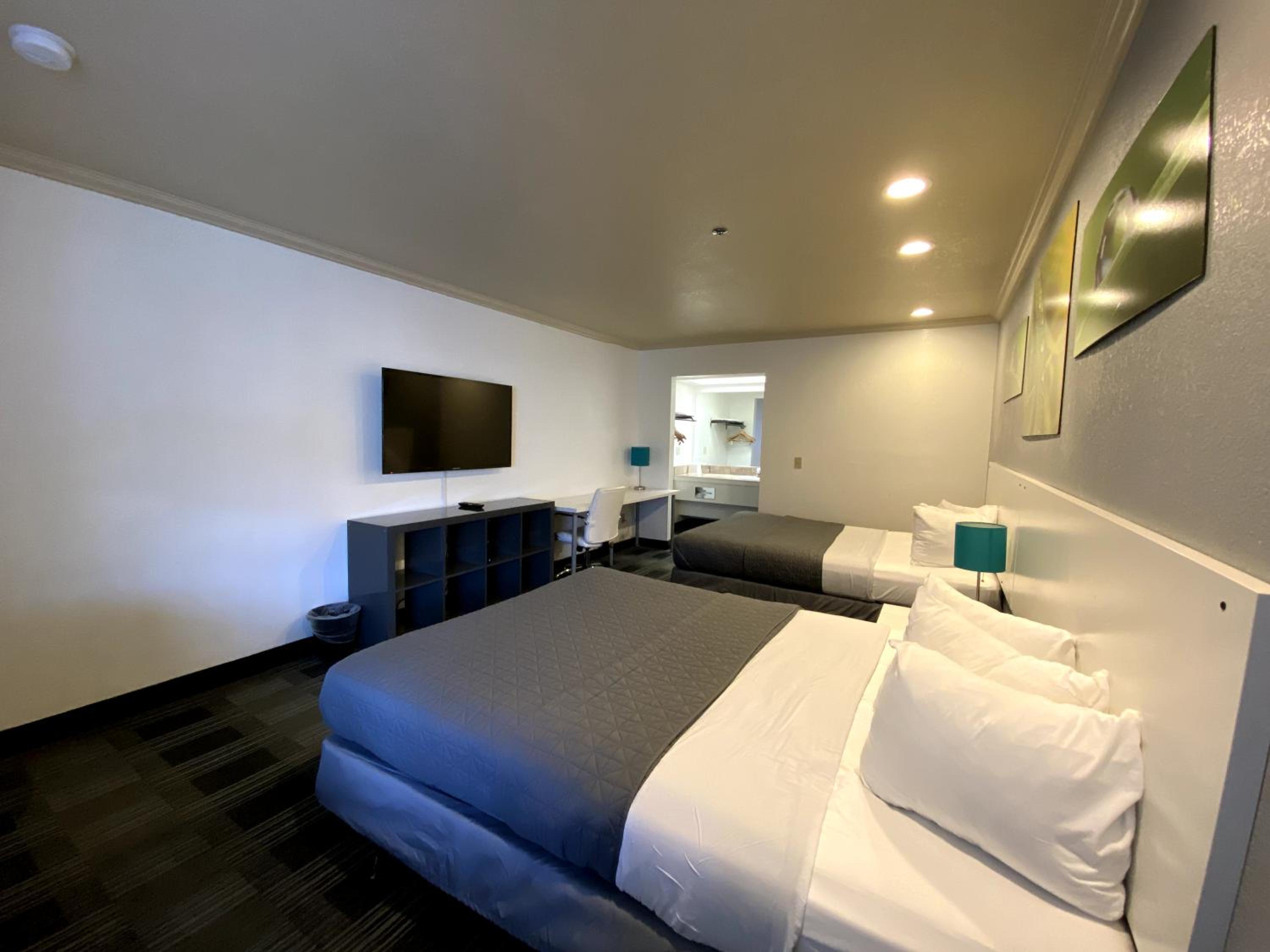 Queen Room with Two Queen Beds - Non-Smoking - Photo 9