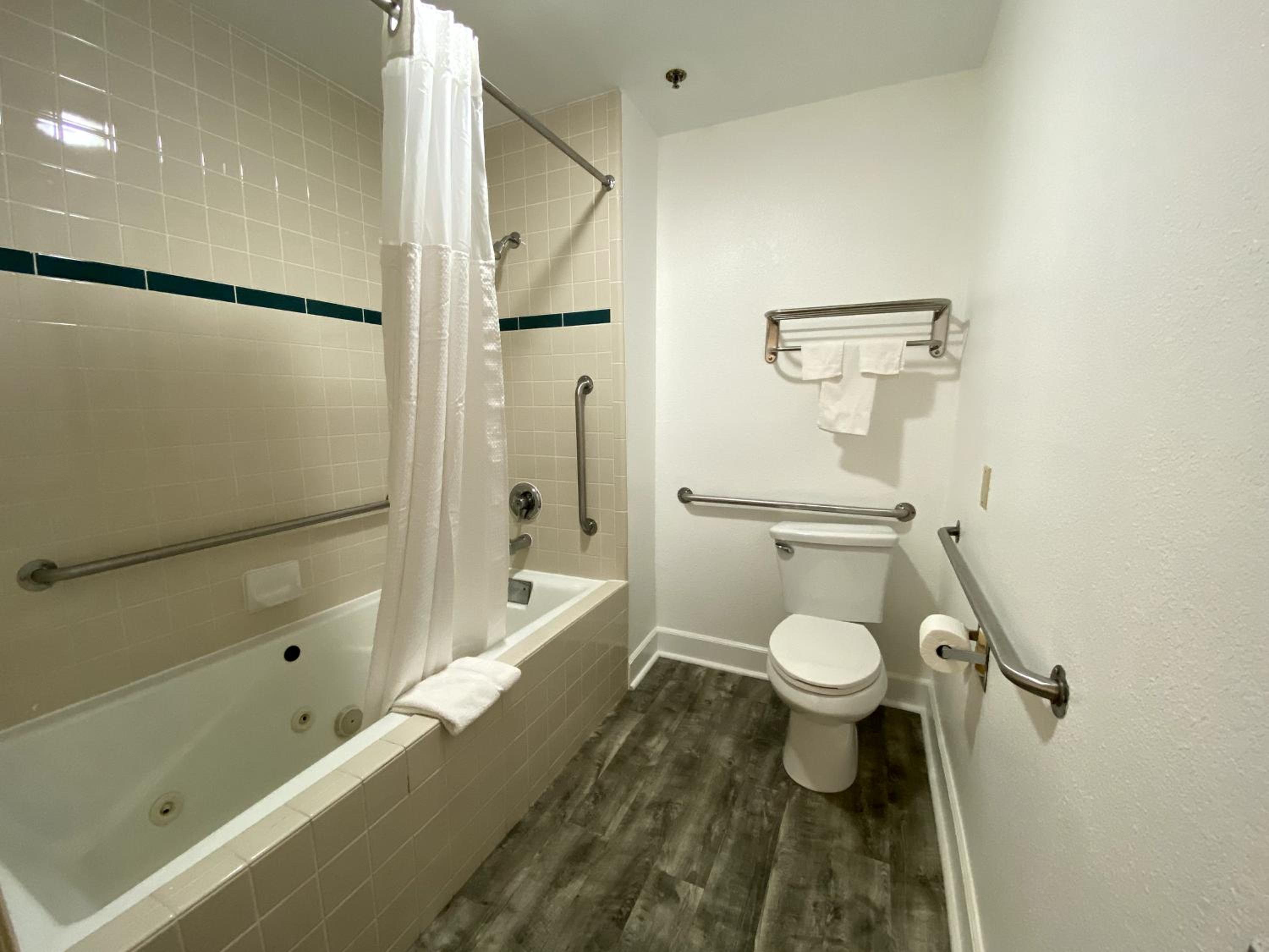 Queen Room - Non-Smoking - Photo 6