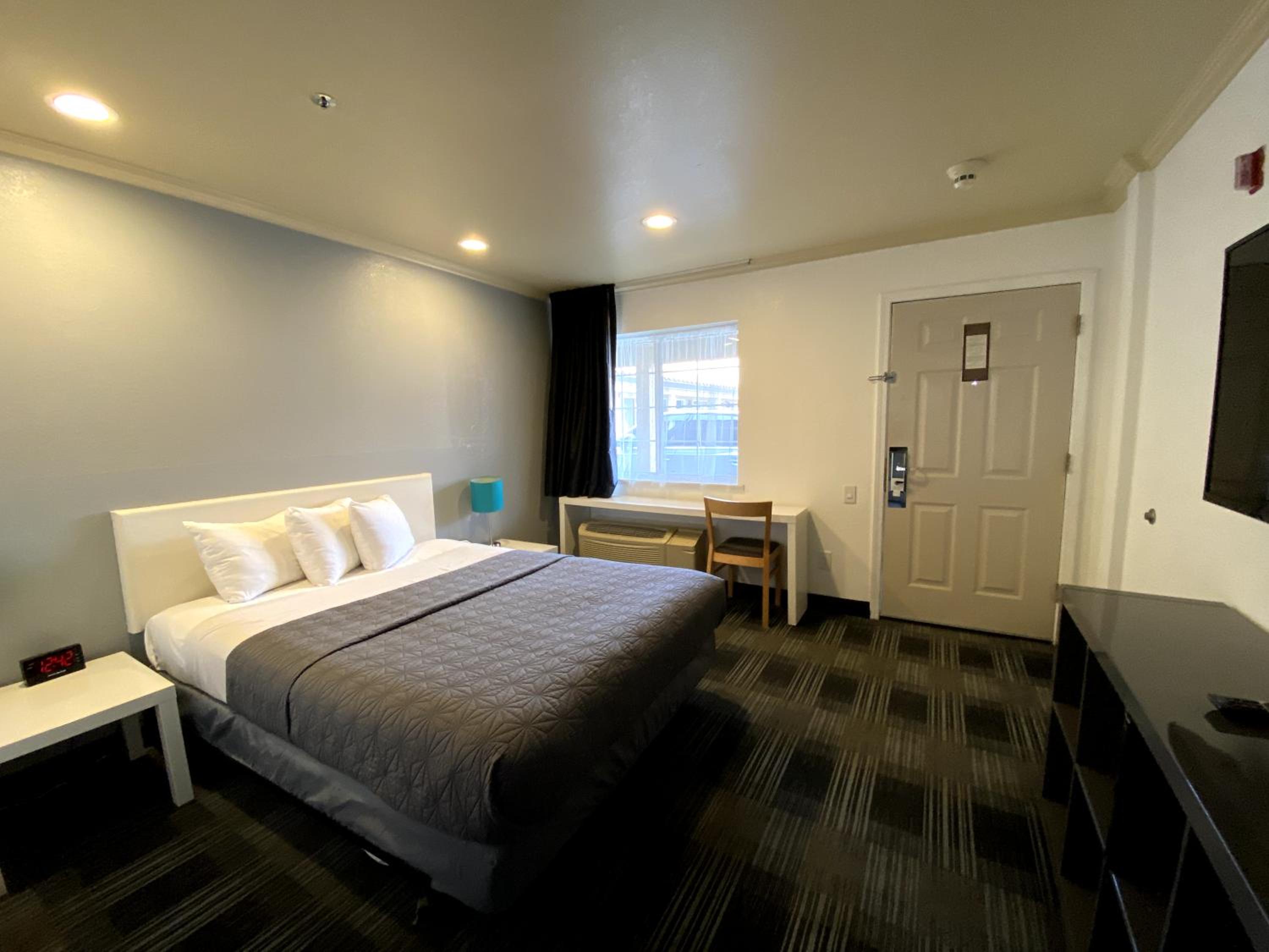 Queen Room - Non-Smoking - Photo 7
