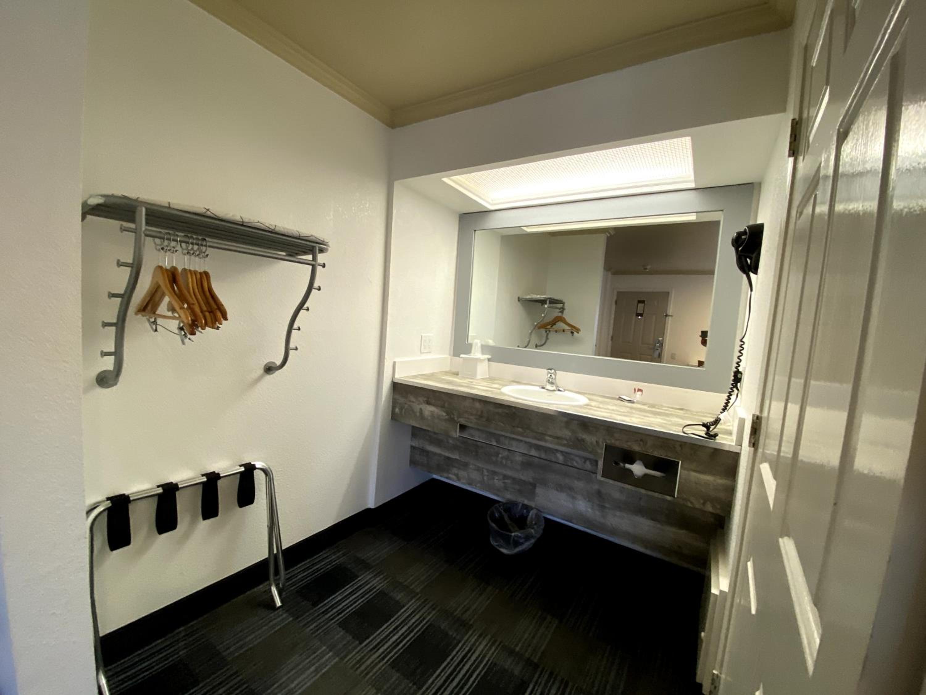 Queen Room - Non-Smoking - Photo 8