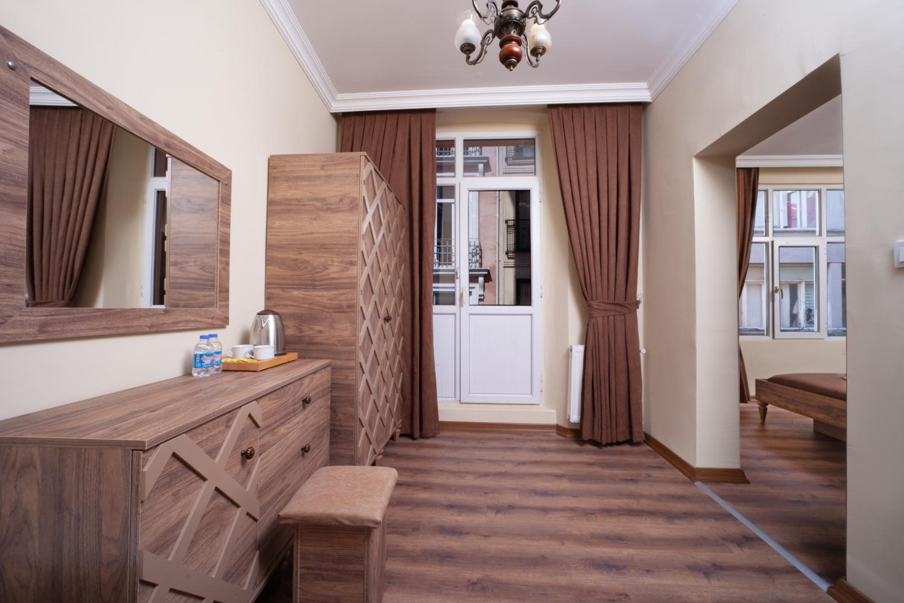 Family Room with Balcony photo 2
