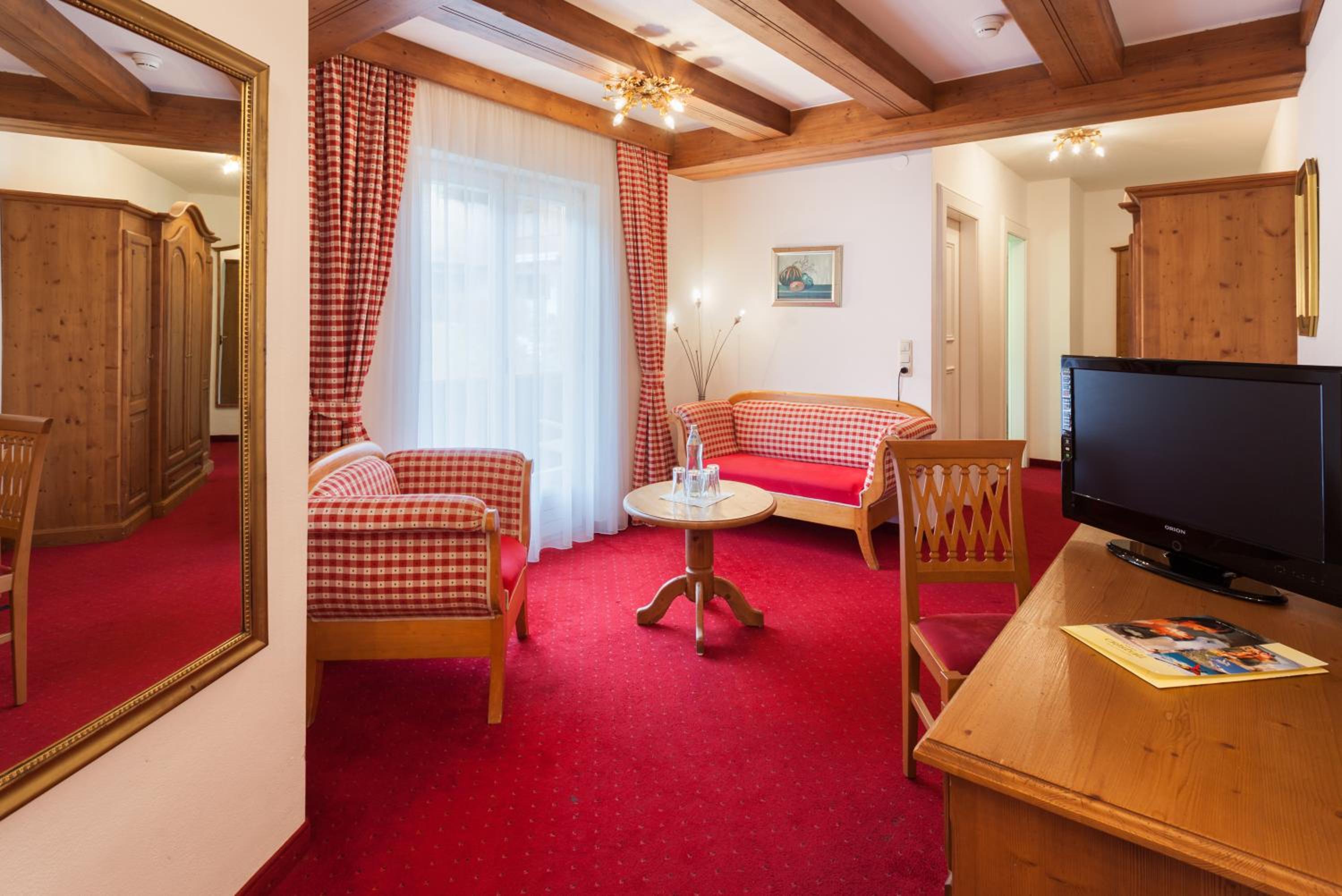 Family Suite with Balcony - Photo 3