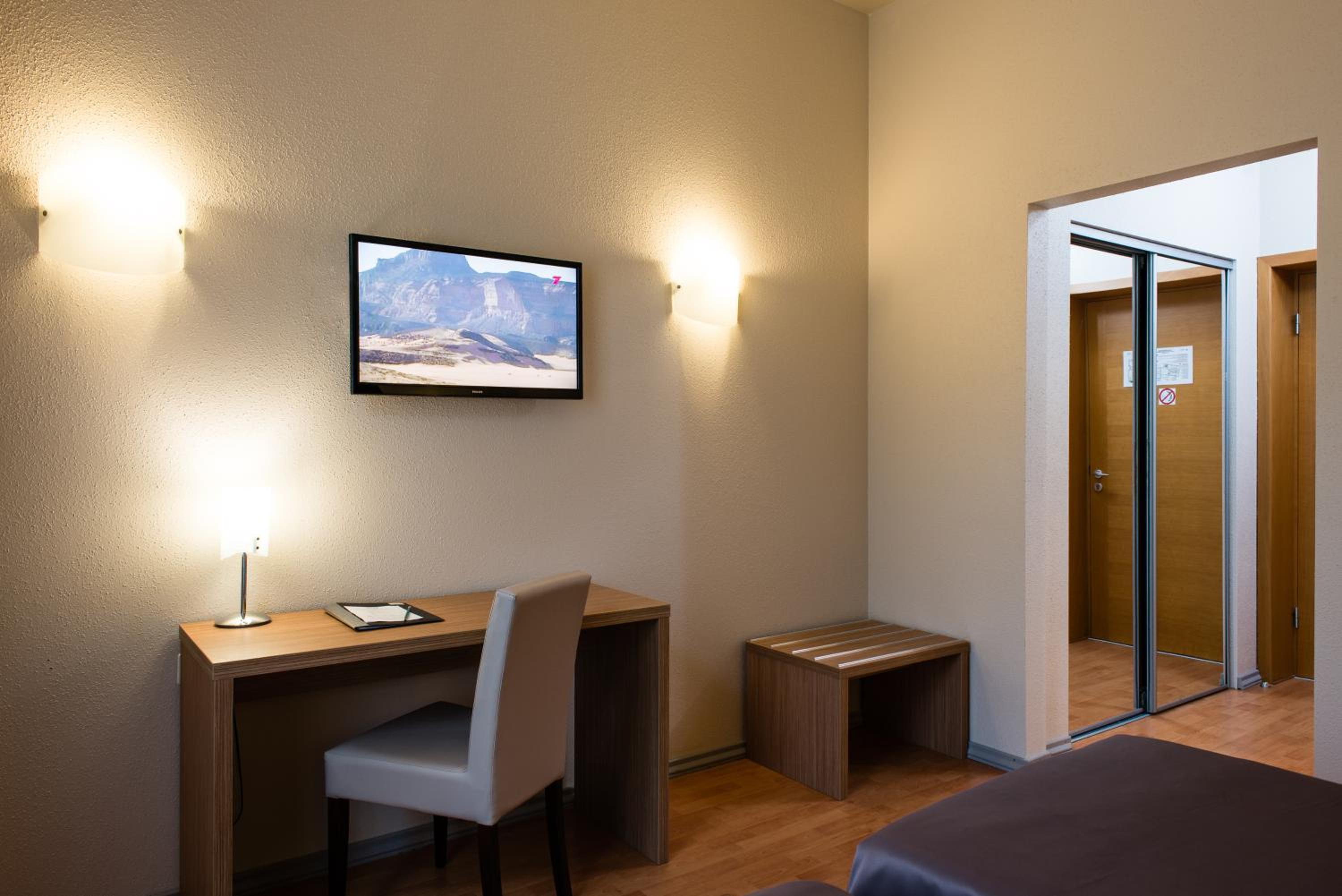 Business Double or Twin Room - Photo 6