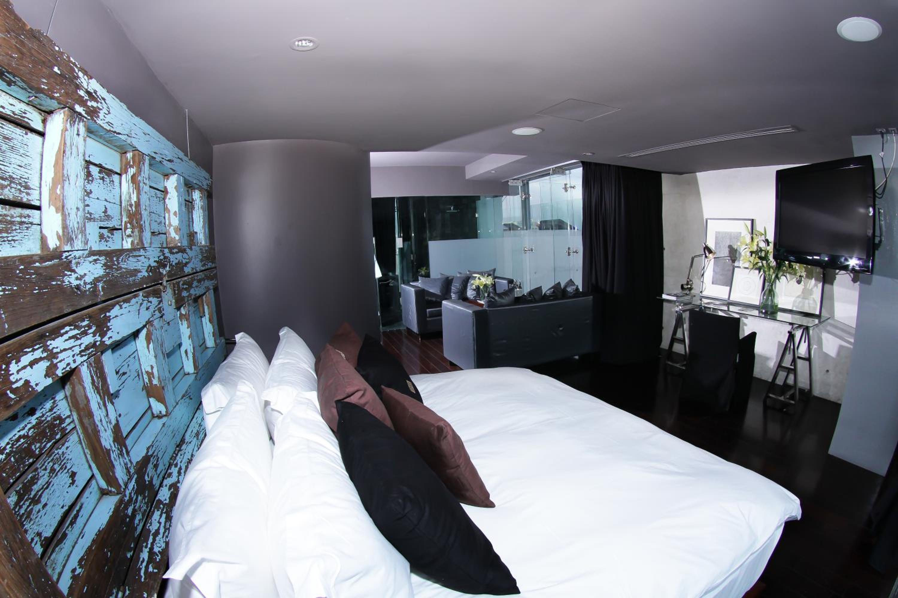 Suite - Photo 1