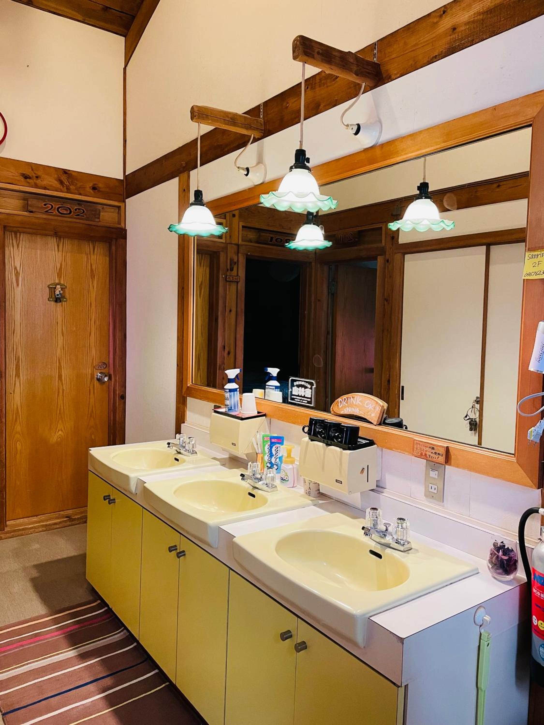 Twin Room - Photo 9