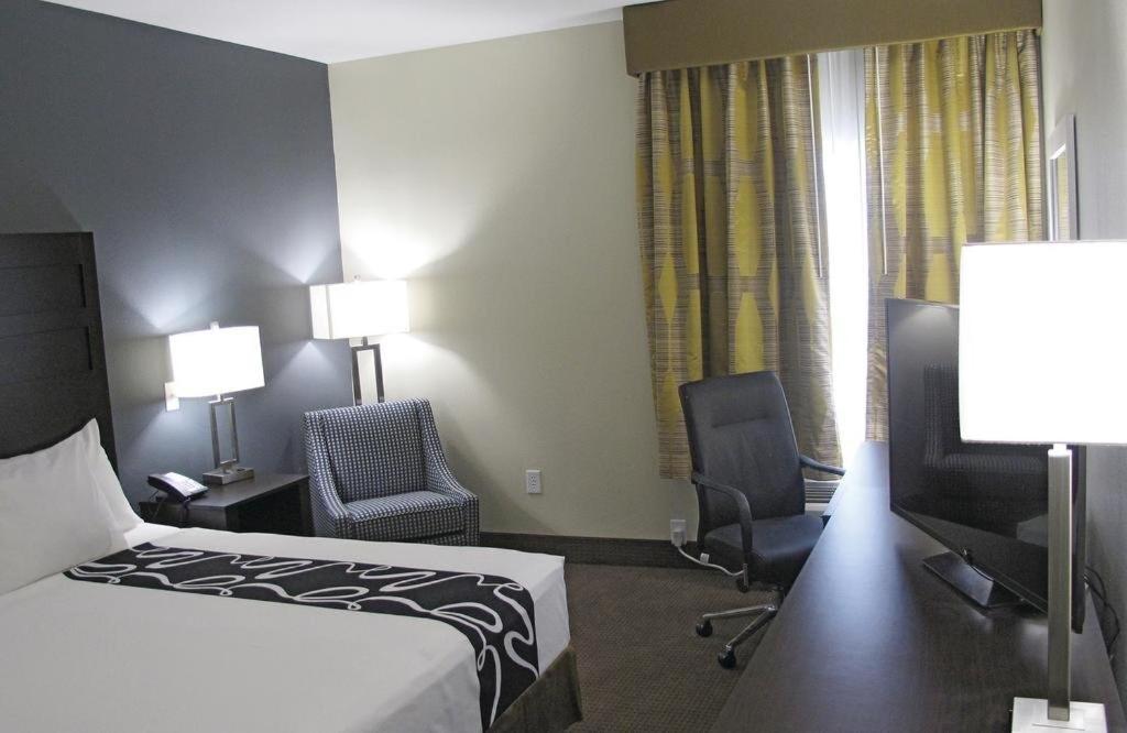 1 King, Dlx Mobility/Hearing Access,Countryside View,Tub w/Grab Bars, No Smoking photo 2