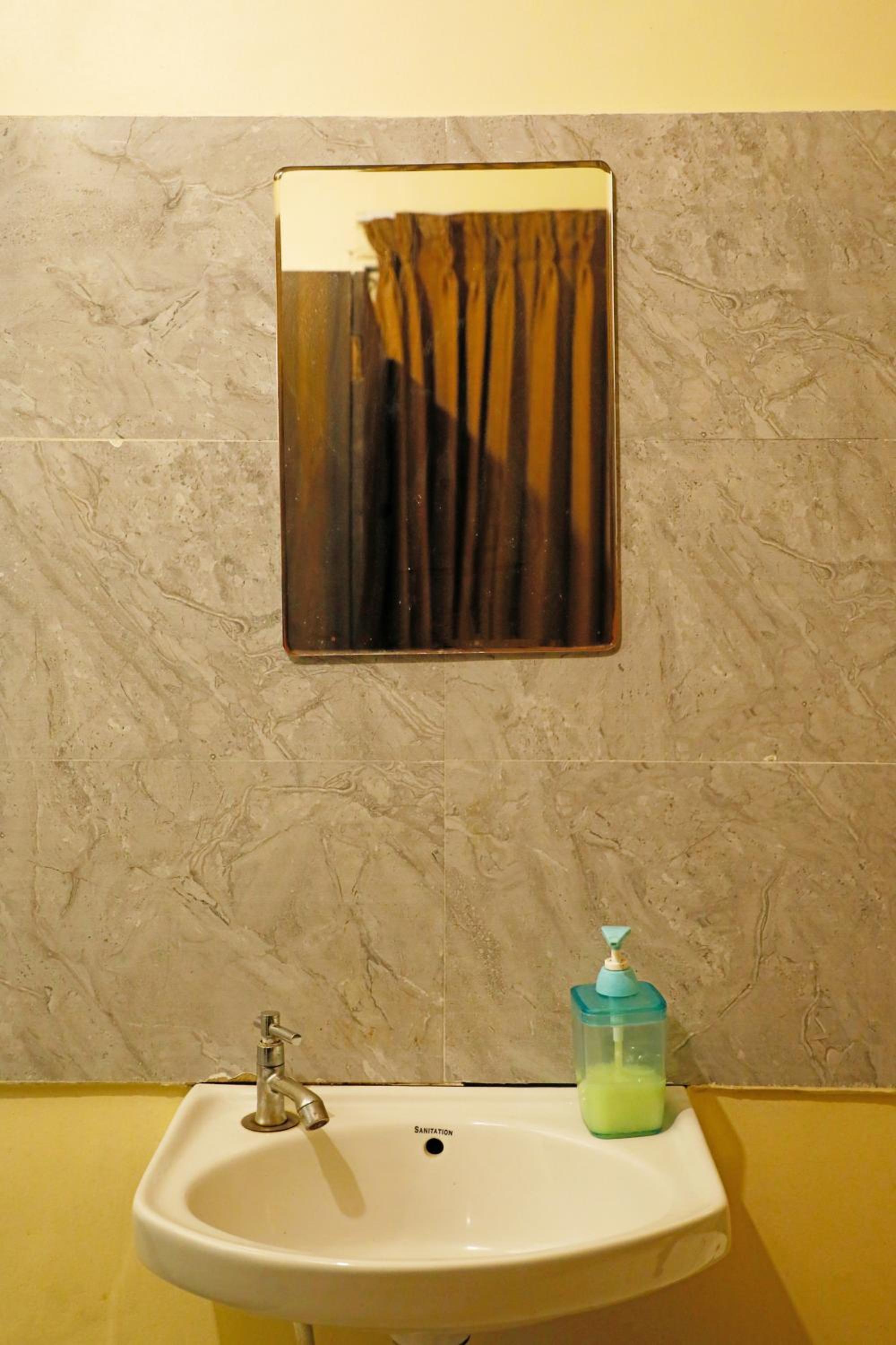 Standard Queen Room - Photo 9