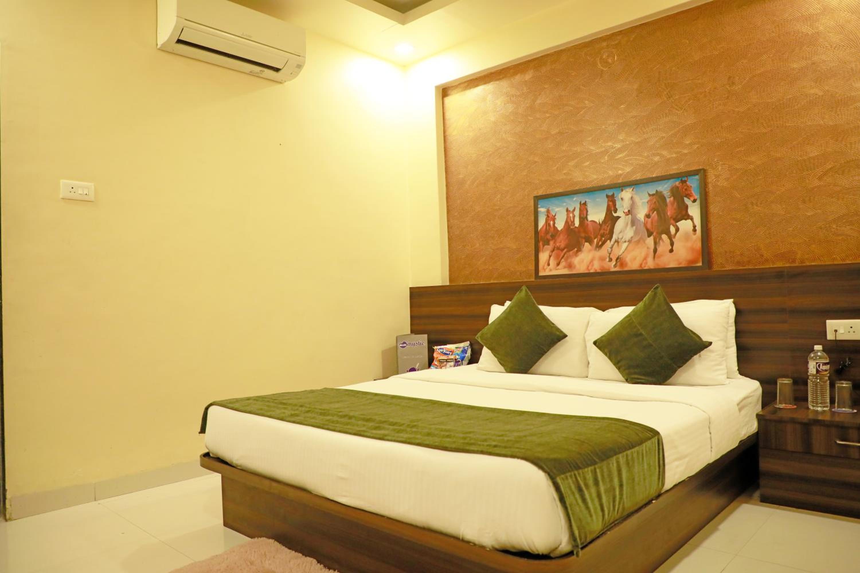 Standard Queen Room - Photo 8