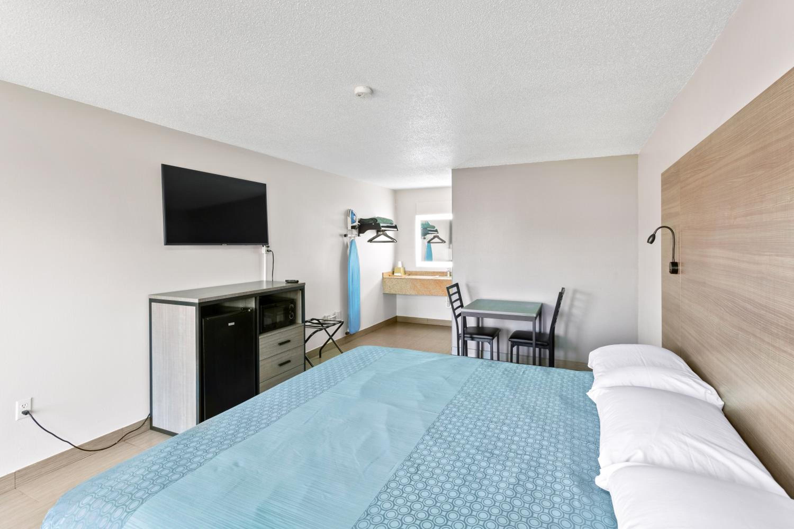 Standard King Room photo 1