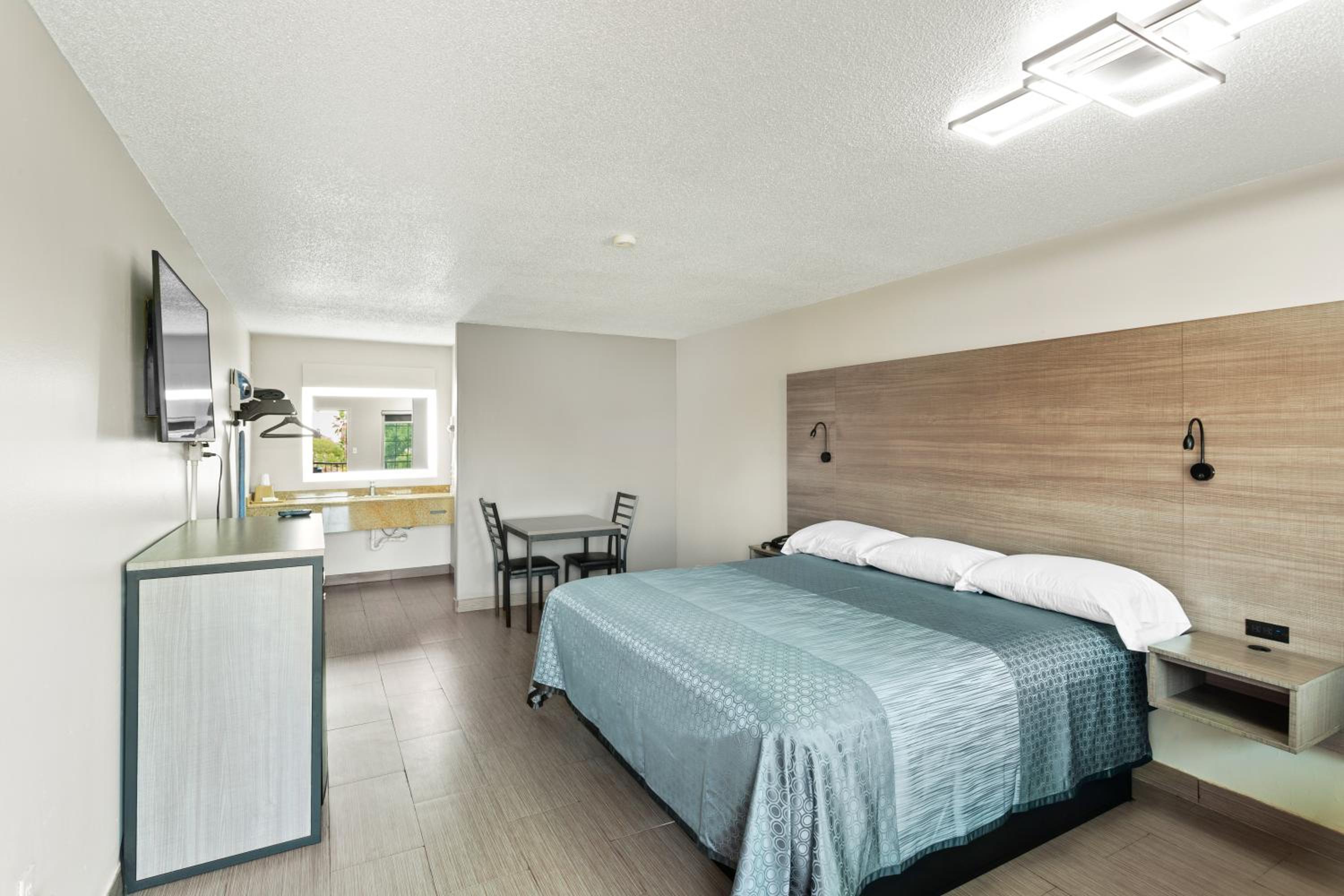 Deluxe King Room photo 1