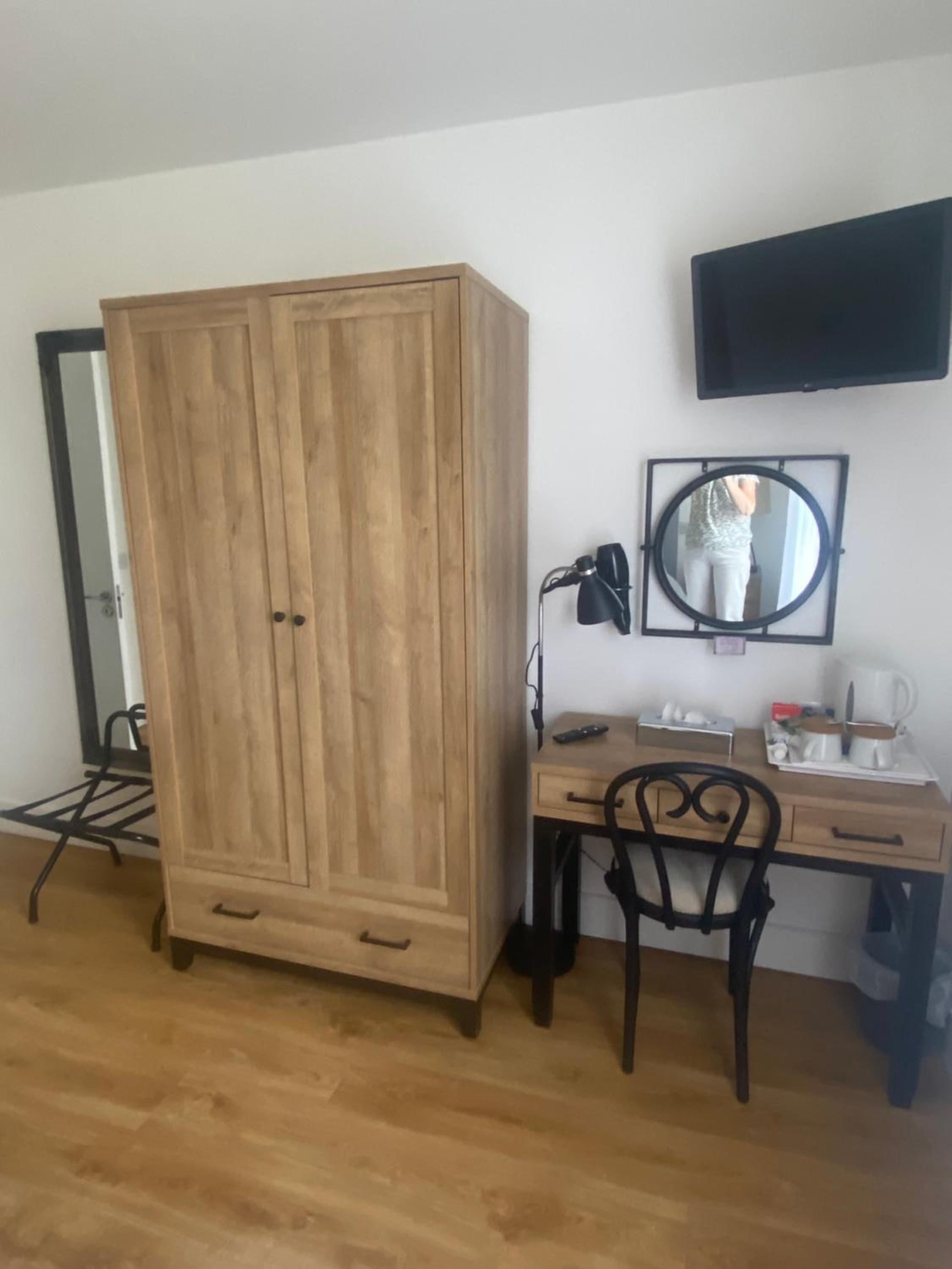 Double Room with Private Bathroom - Photo 4