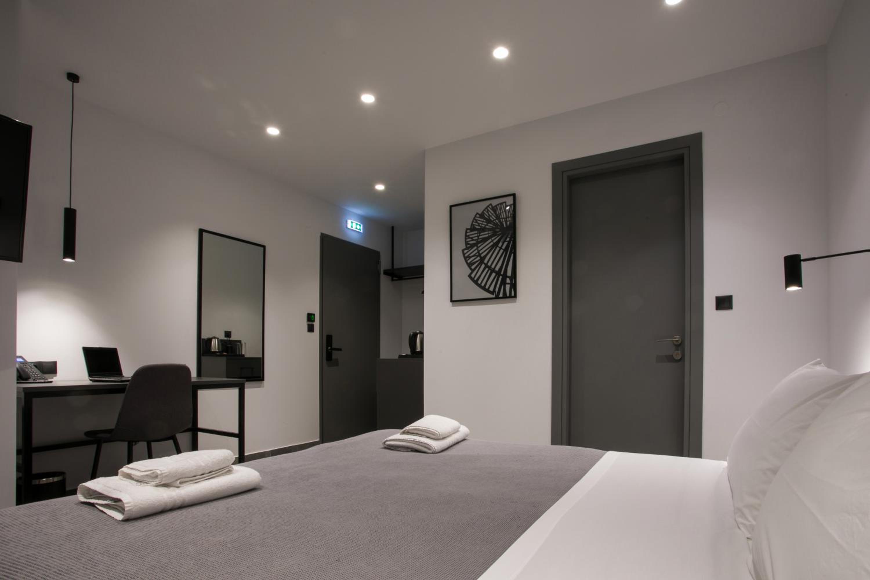 Standard Double Room - Photo 7