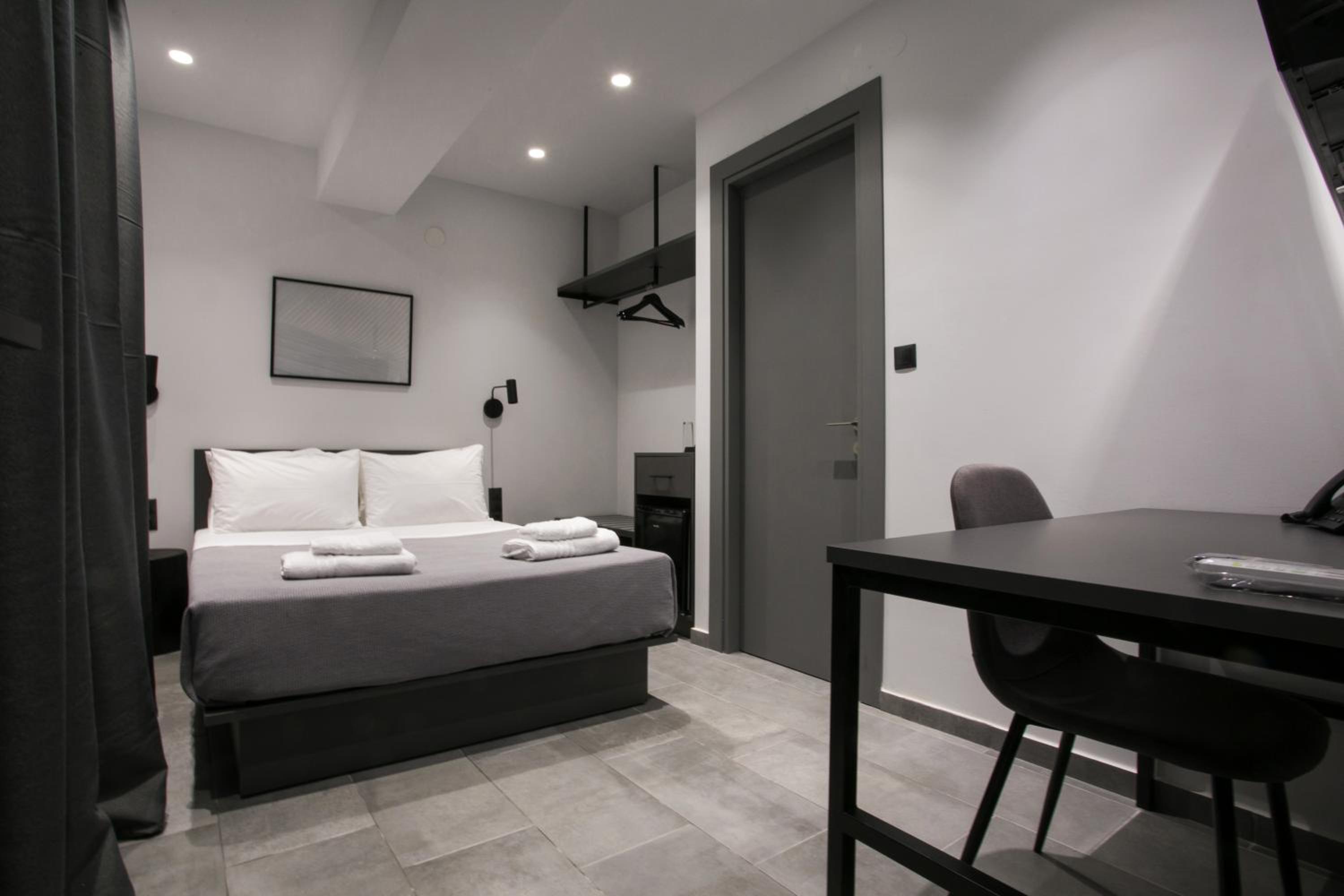 Economy Double Room - Photo 7