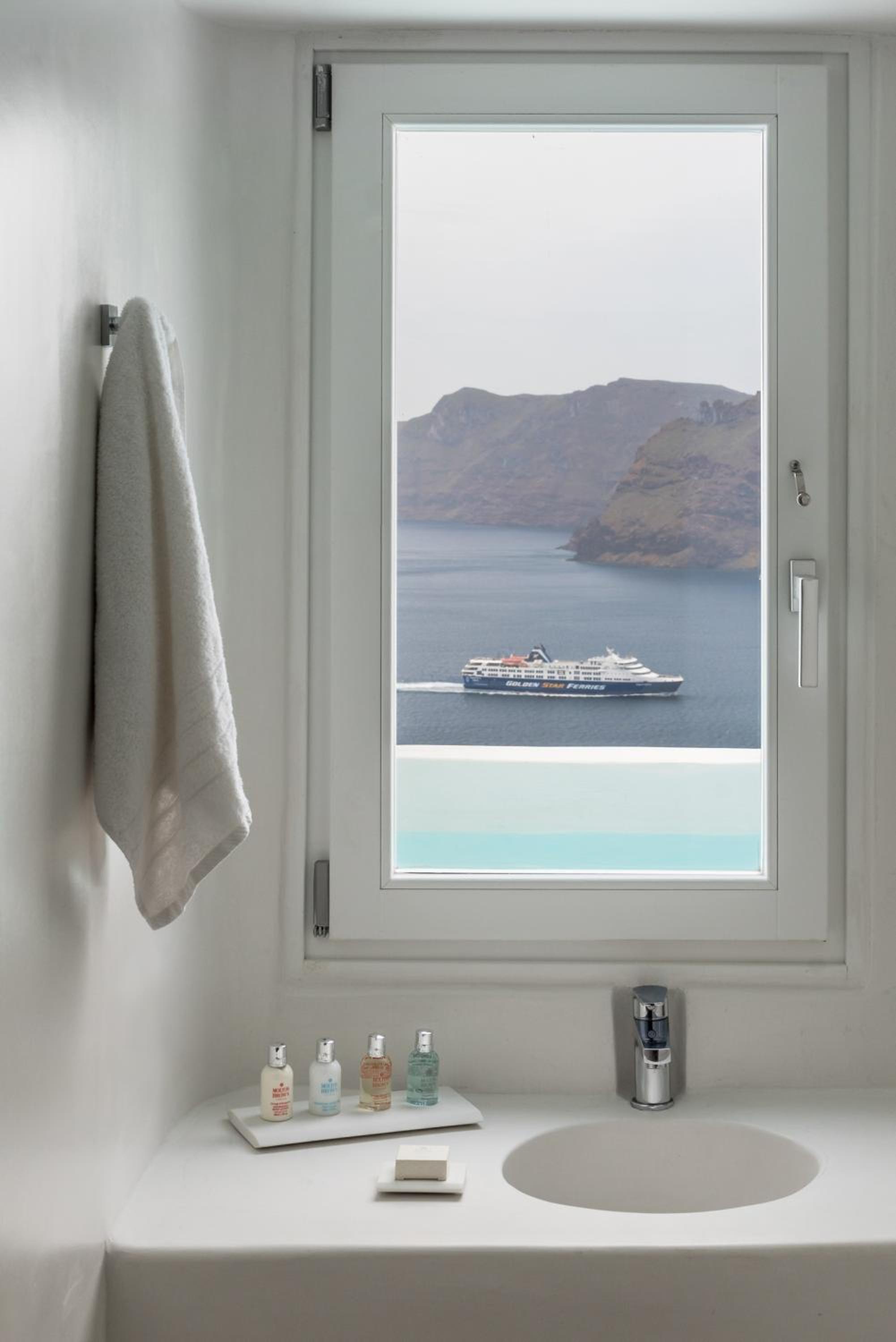 Honeymoon Suite with Hot Tub and Caldera View - Photo 9