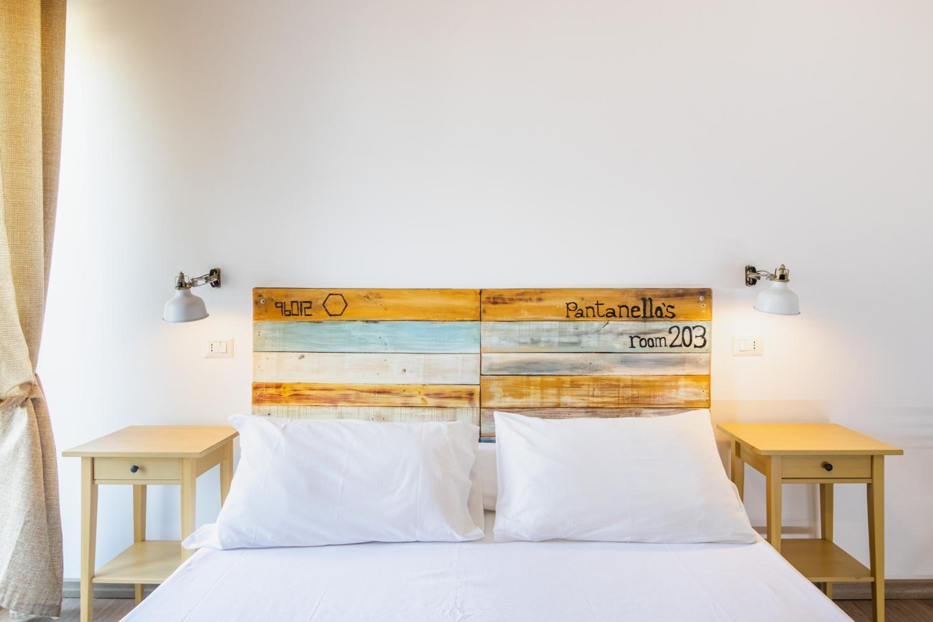 Deluxe Double Room with Side Sea View