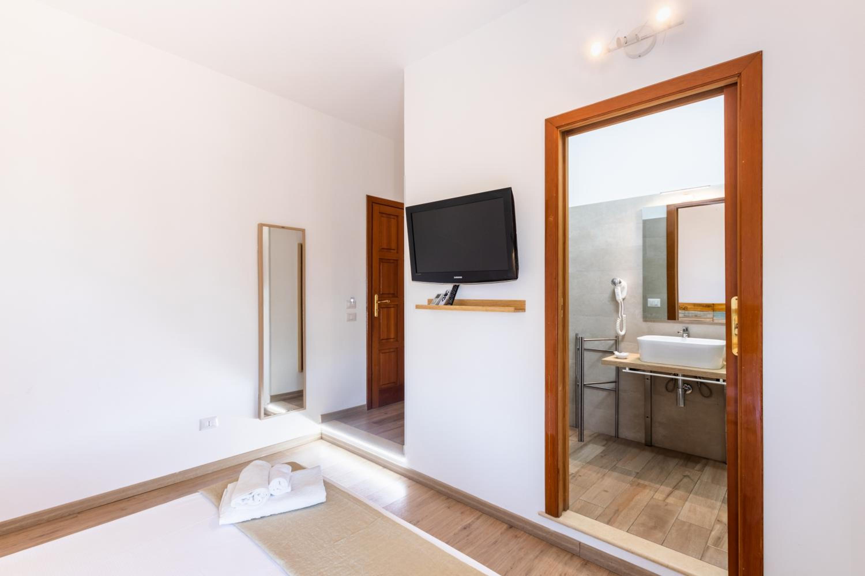 Deluxe Double Room with Side Sea View photo 2