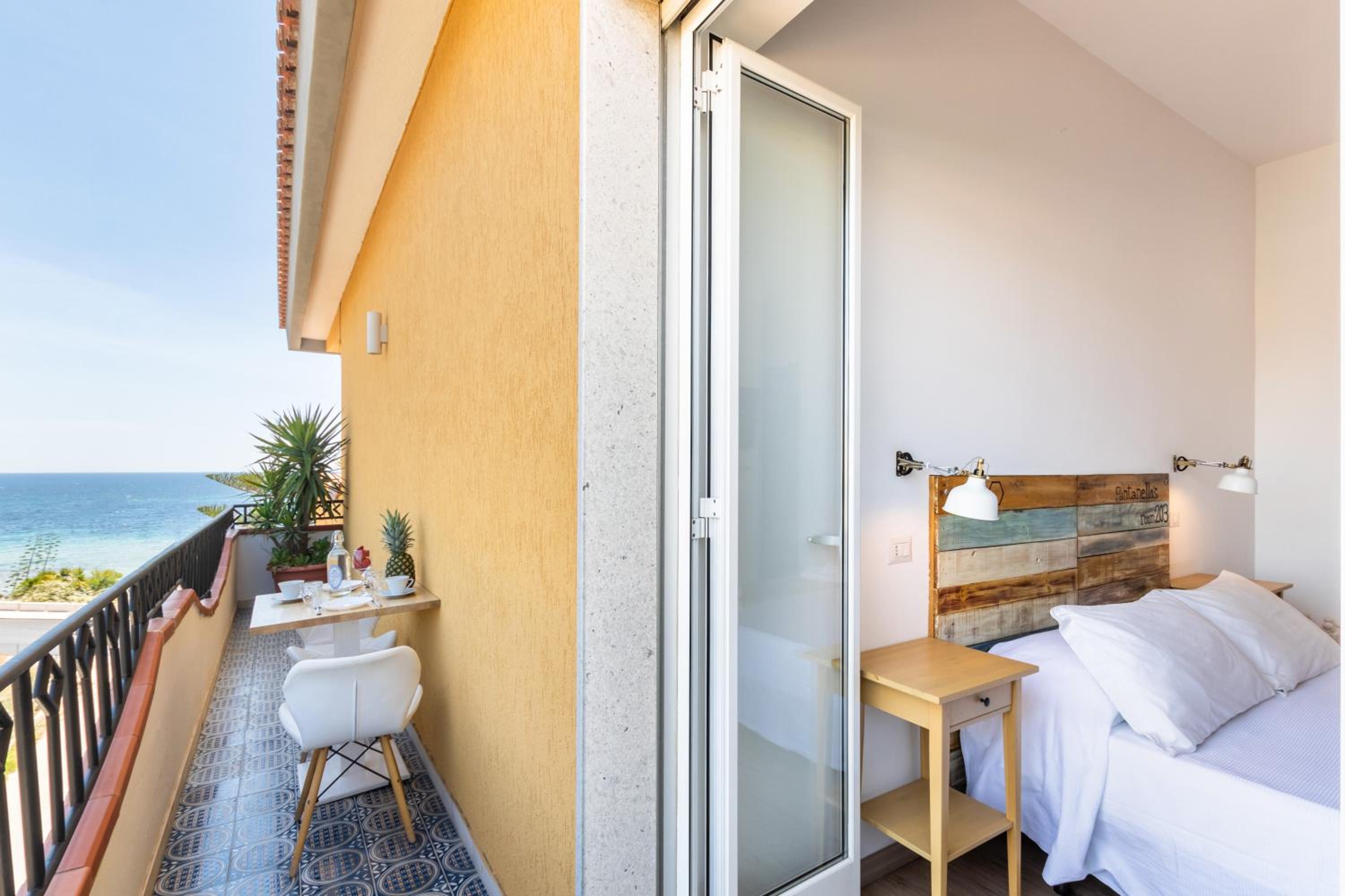 Deluxe Double Room with Side Sea View photo 2