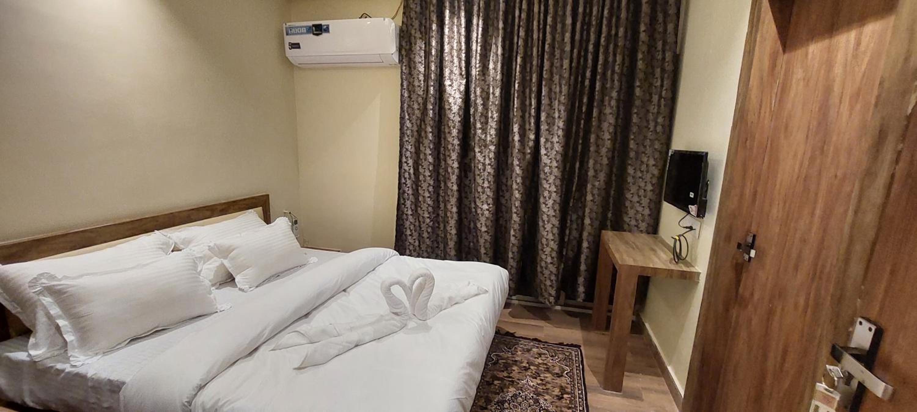 Double Room with Shared Toilet - Photo 1