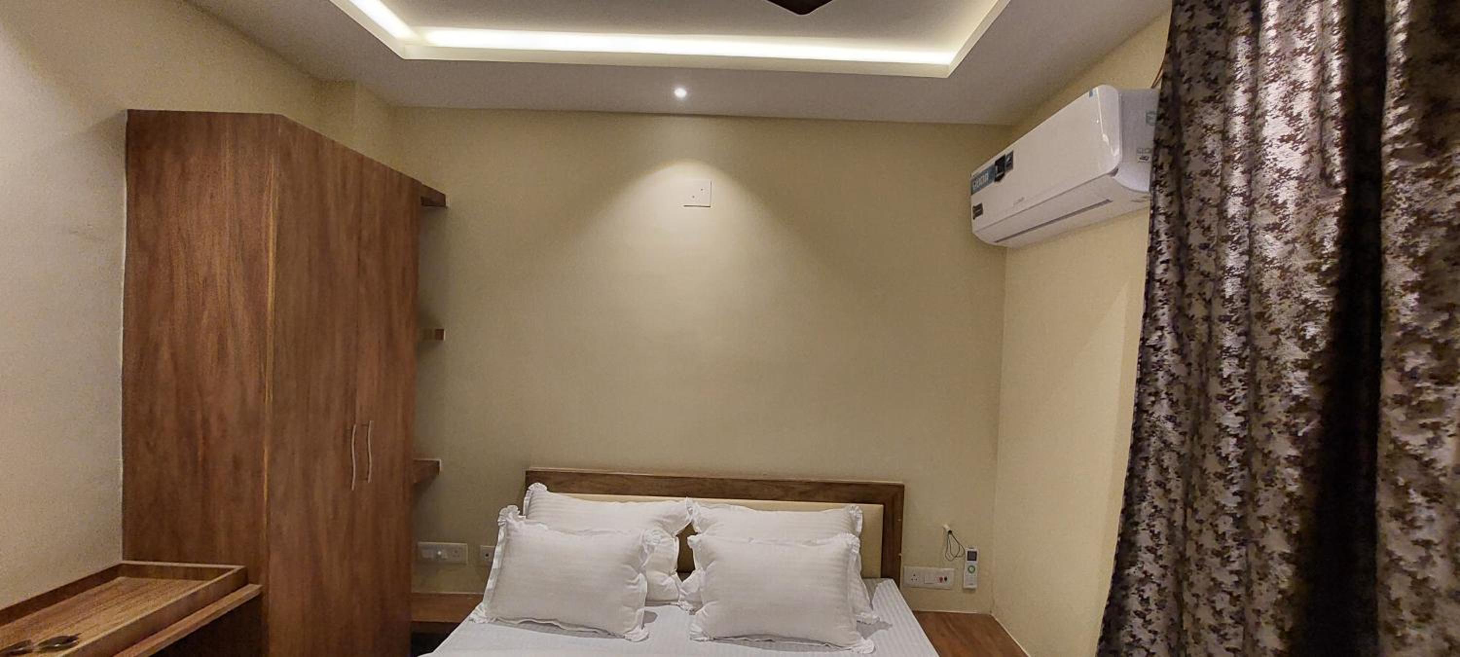 Double Room with Shared Toilet - Photo 4