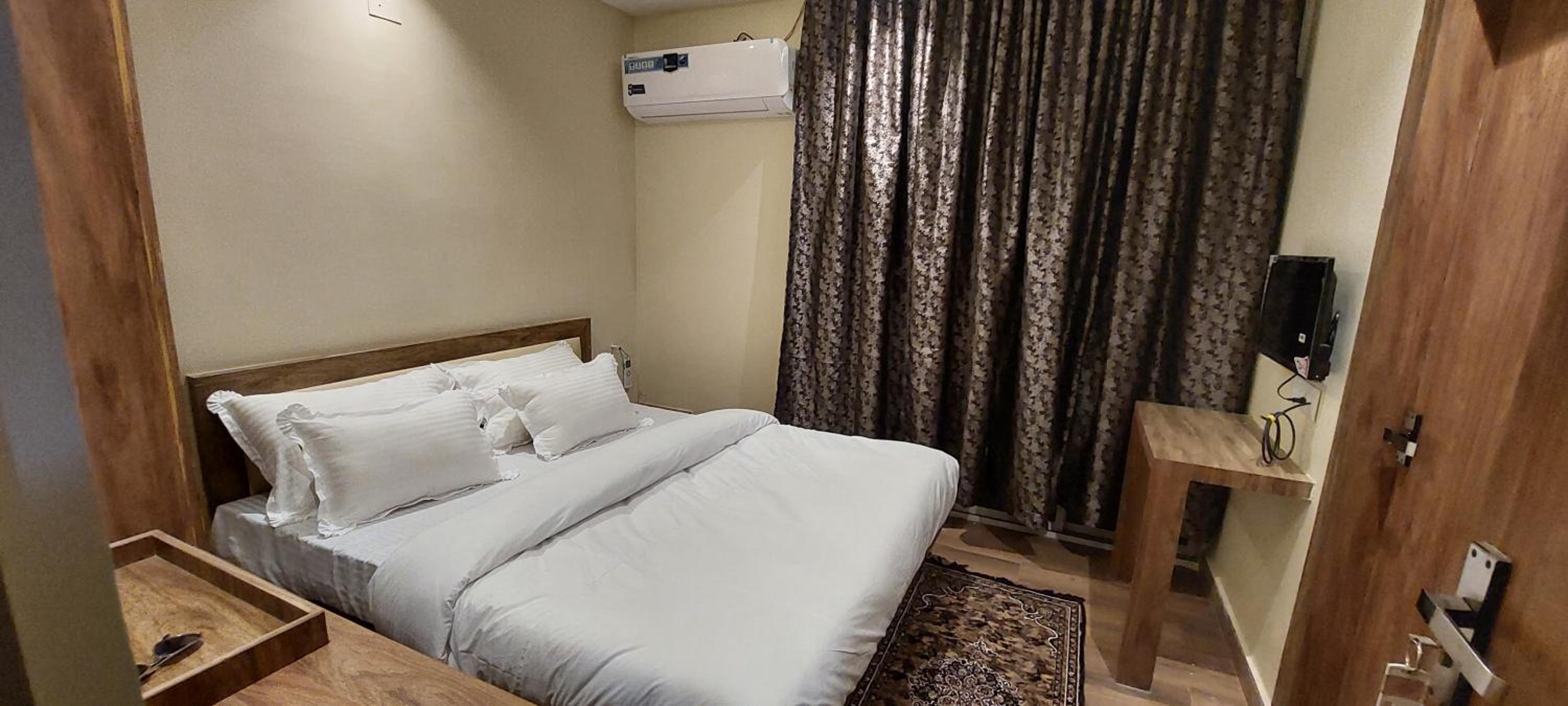 Double Room with Shared Toilet - Photo 2