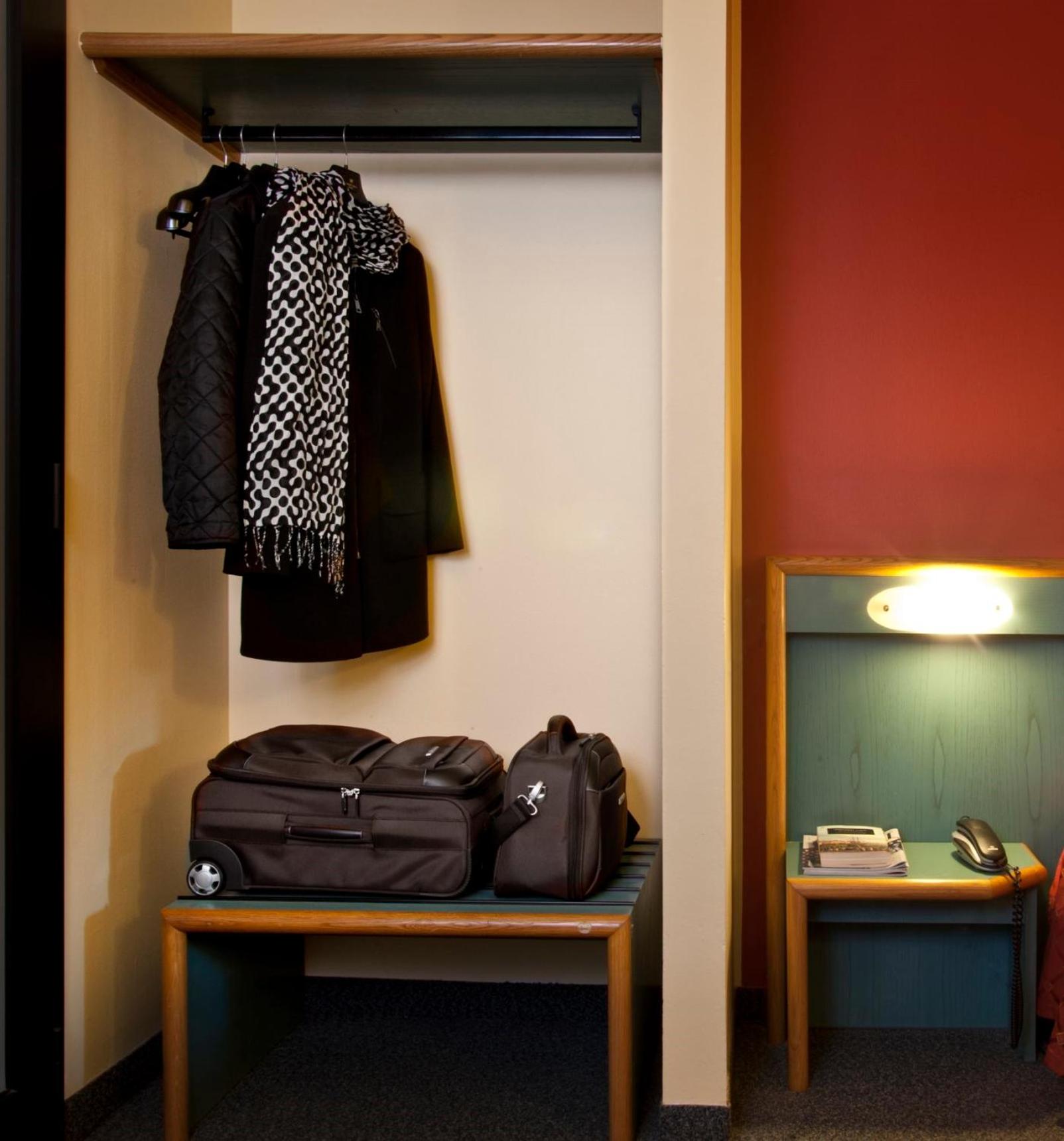 Economy Triple Room photo 3