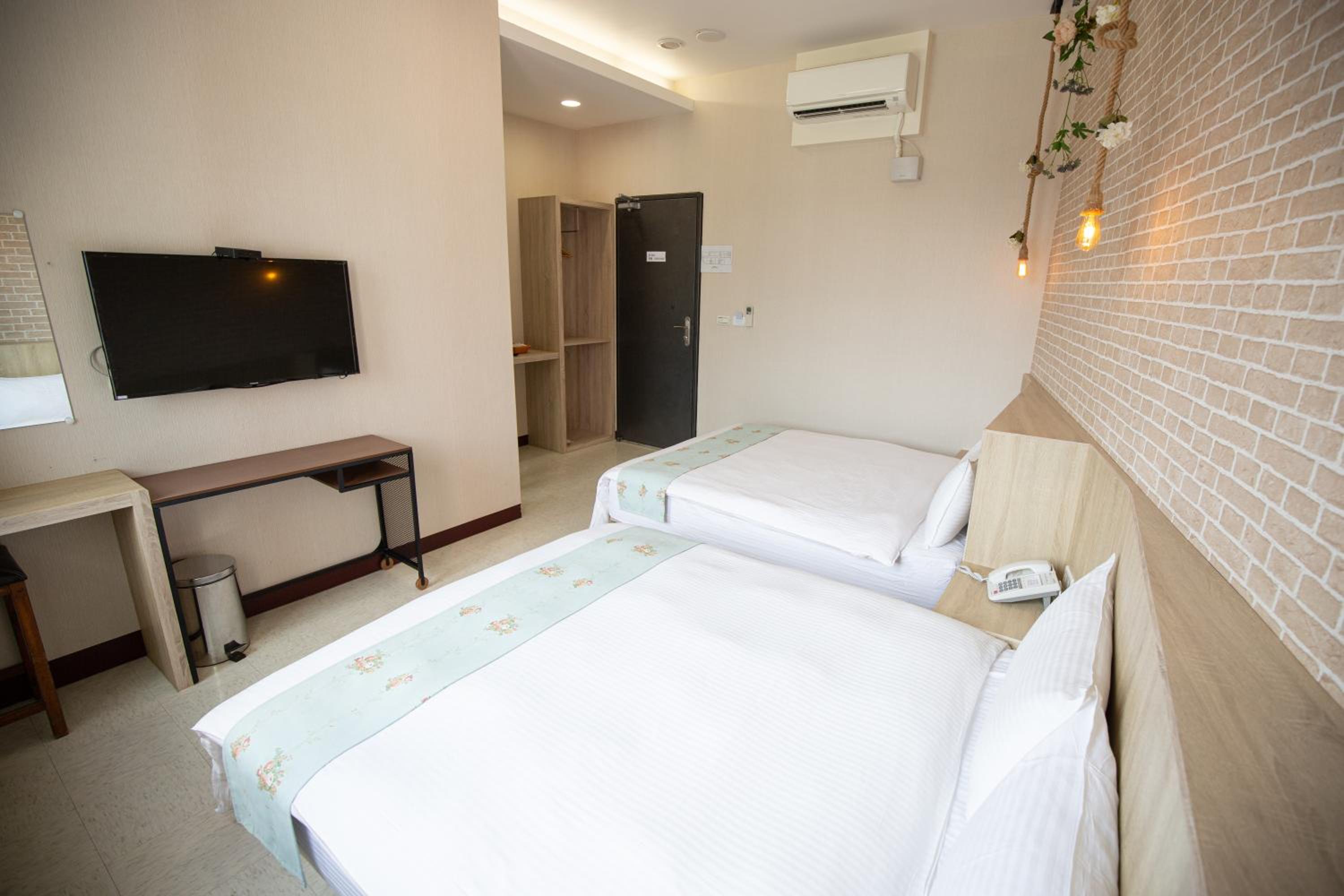 Deluxe Quadruple Room - Photo 2