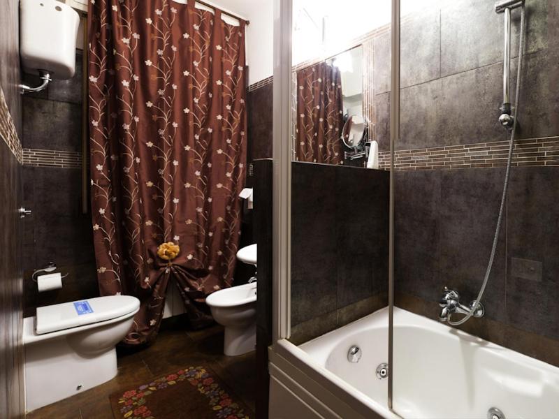 Double Room with Spa Bath photo 3