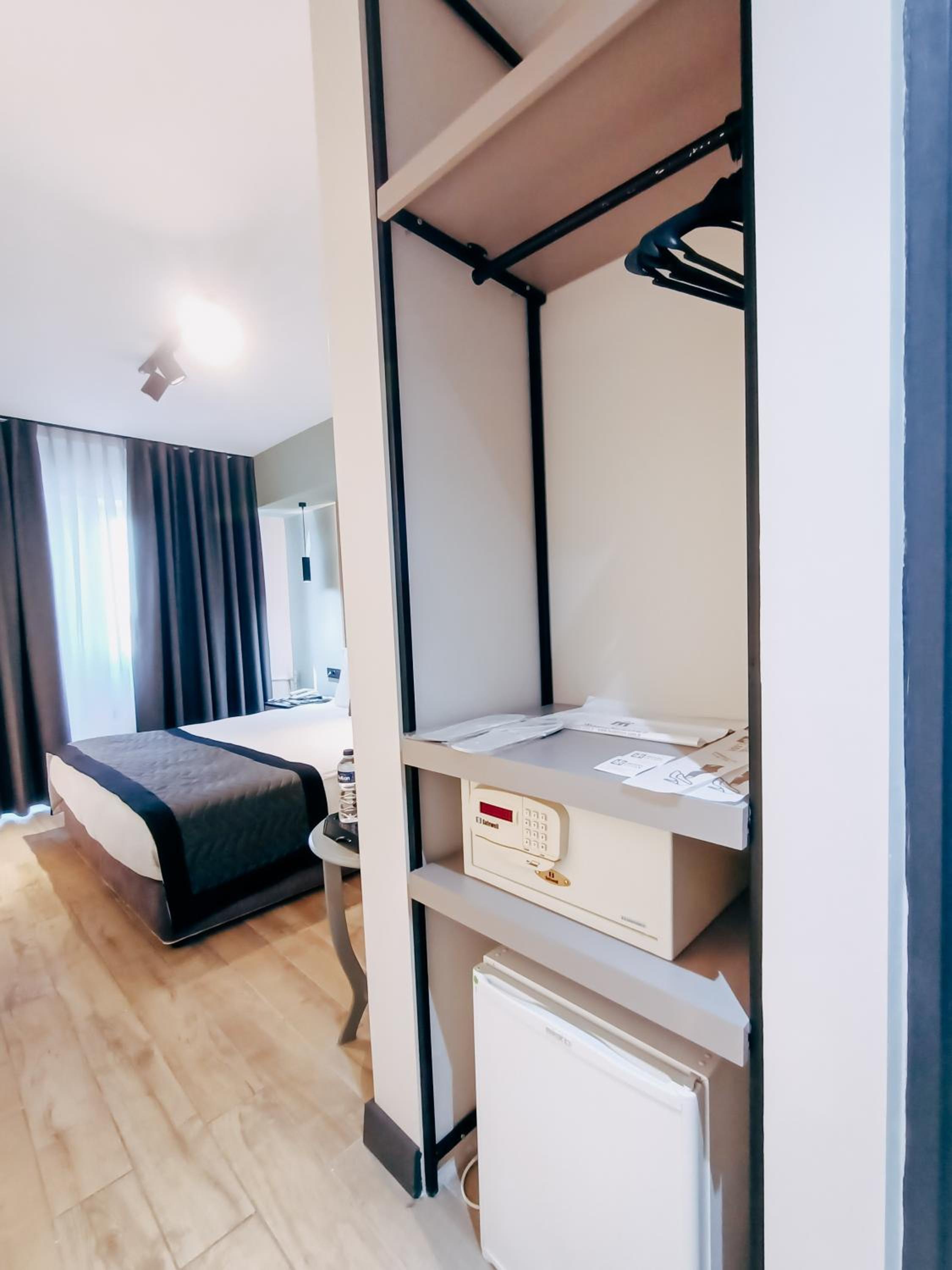 Standard Double Room - Photo 13