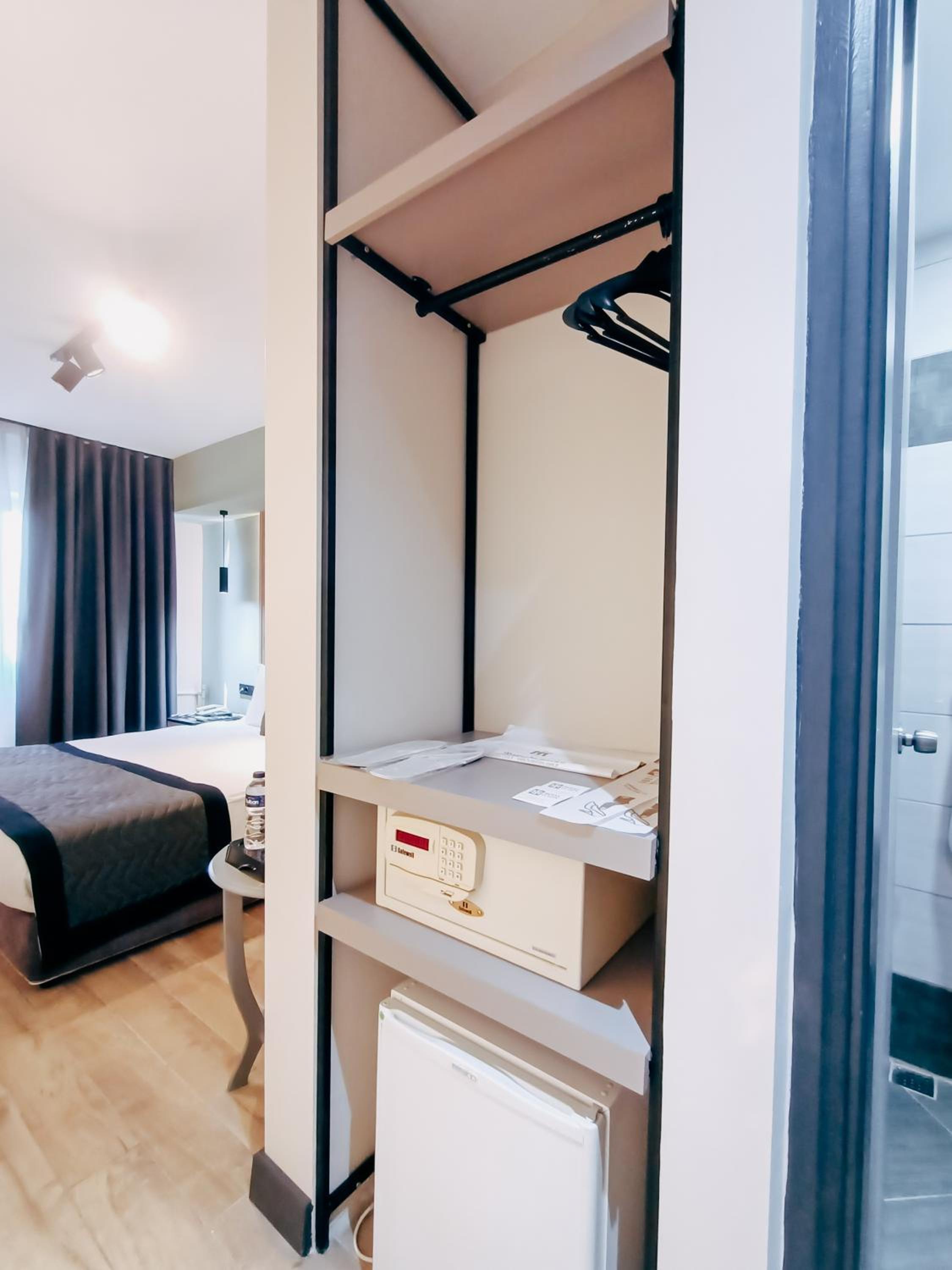 Standard Double Room - Photo 11