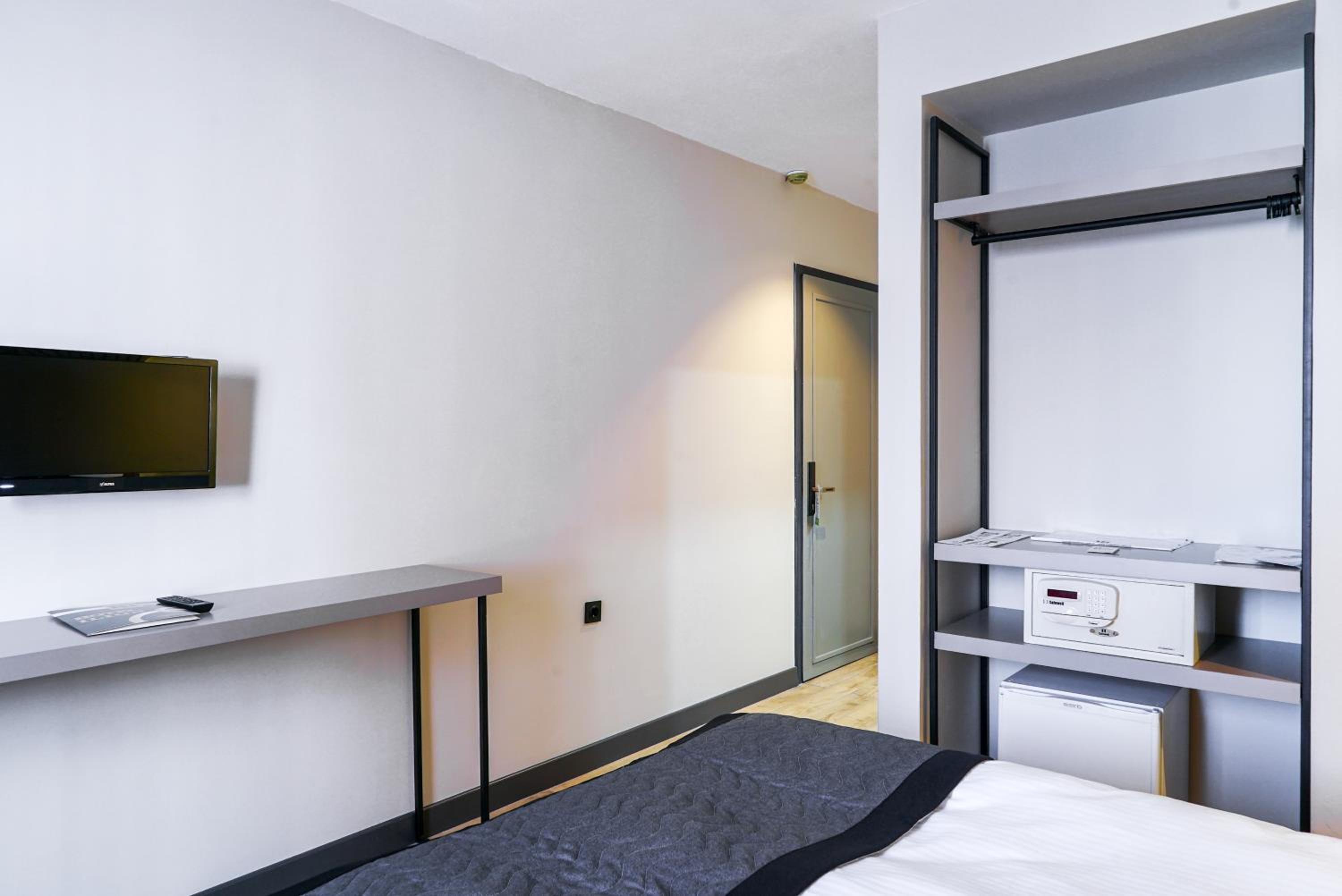 Standard Double Room - Photo 19