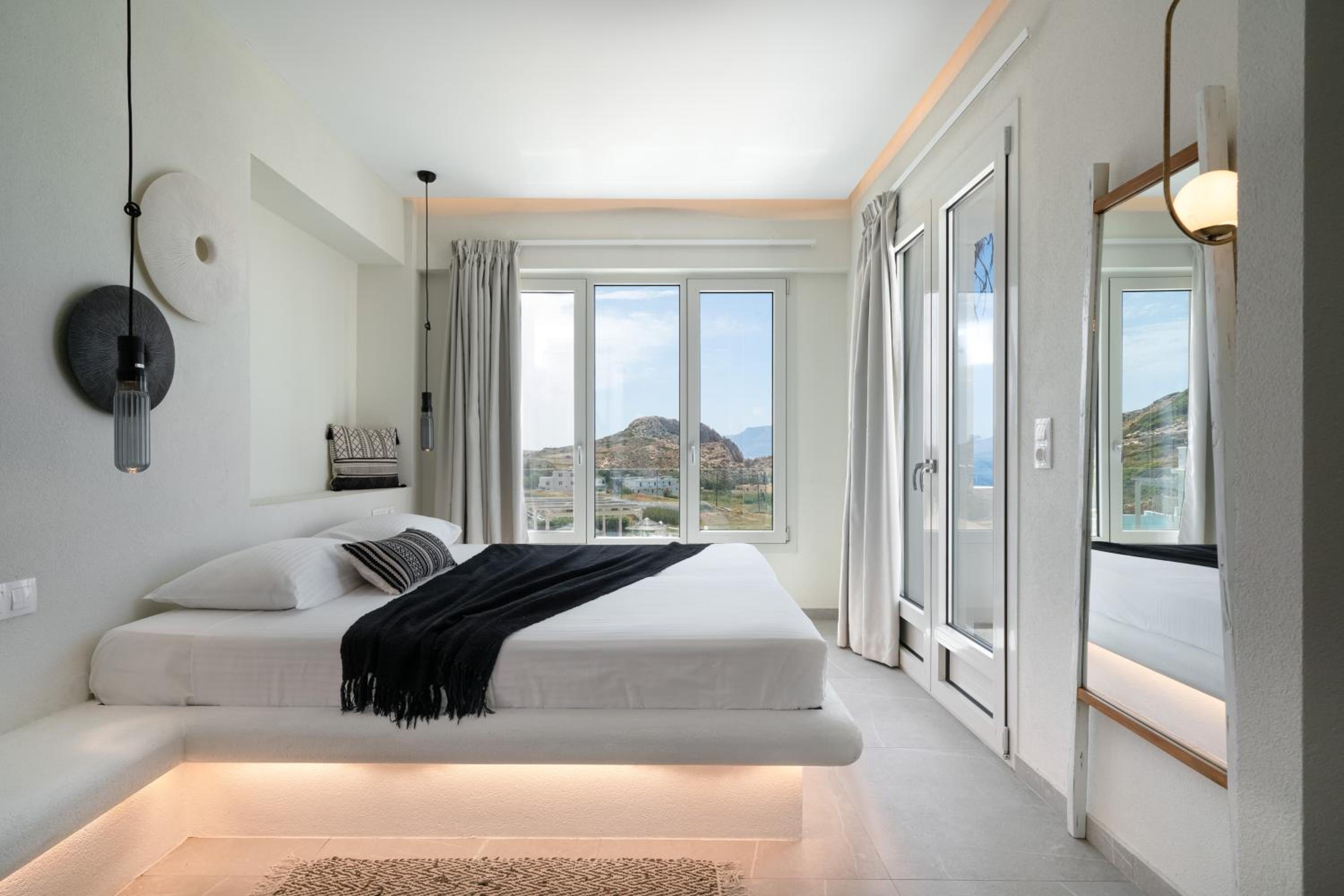 Luxury Suite with Outdoor Jetted Tub & Sea View