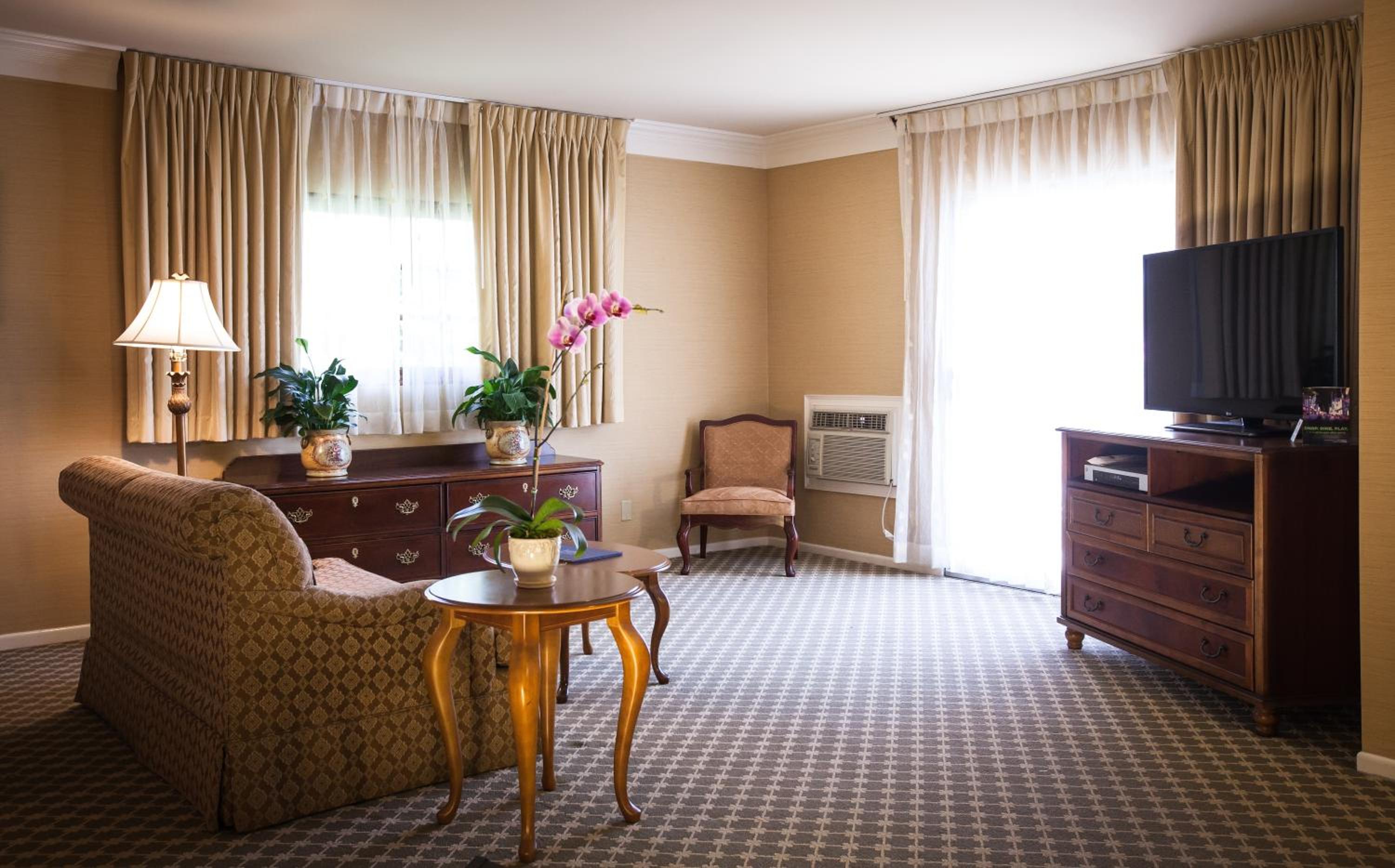 Queen Suite with Two Queen Beds and Balcony - Non-Smoking thumbnail 5