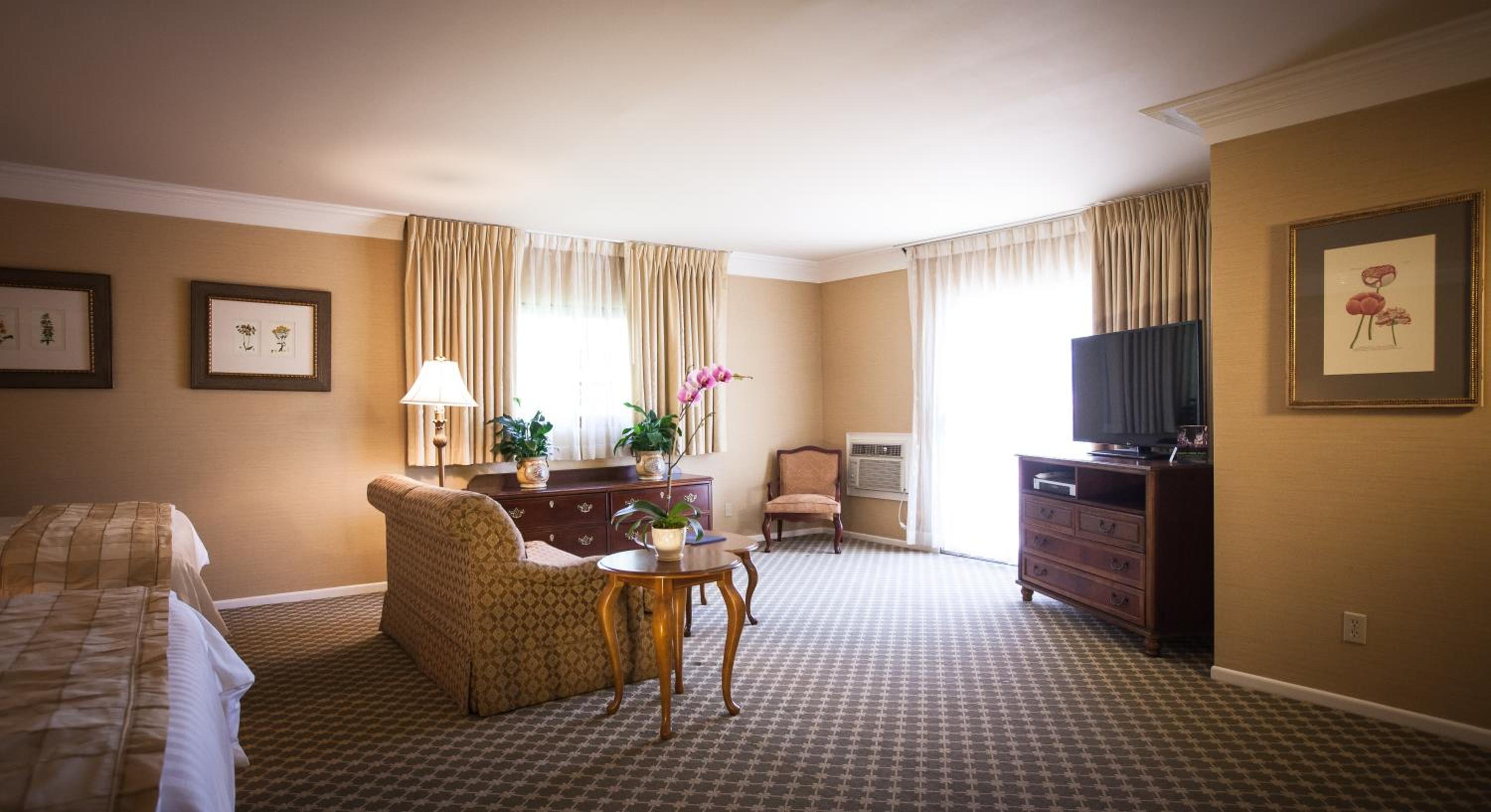 Queen Suite with Two Queen Beds and Balcony - Non-Smoking