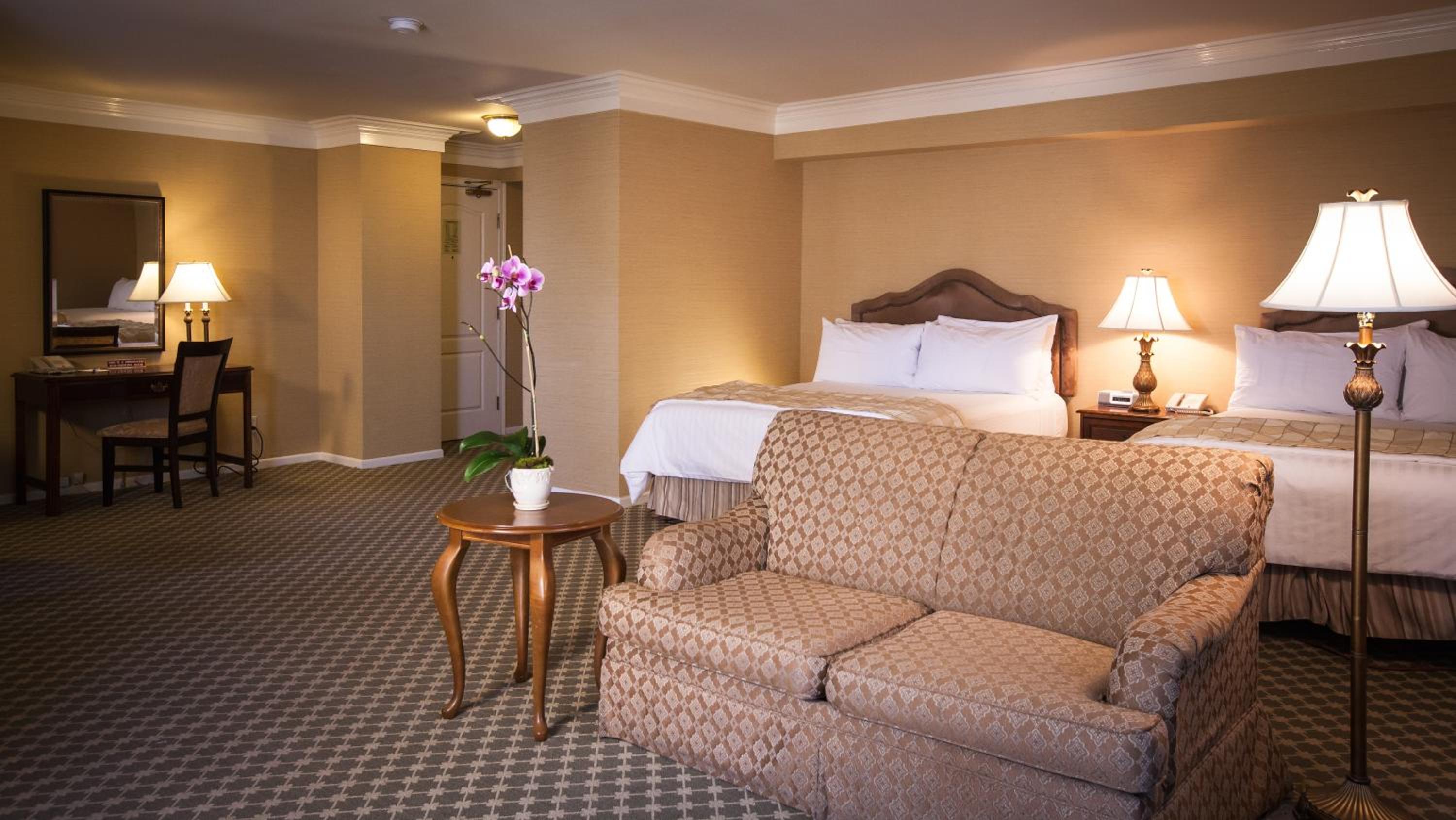 Queen Suite with Two Queen Beds and Balcony - Non-Smoking thumbnail 5
