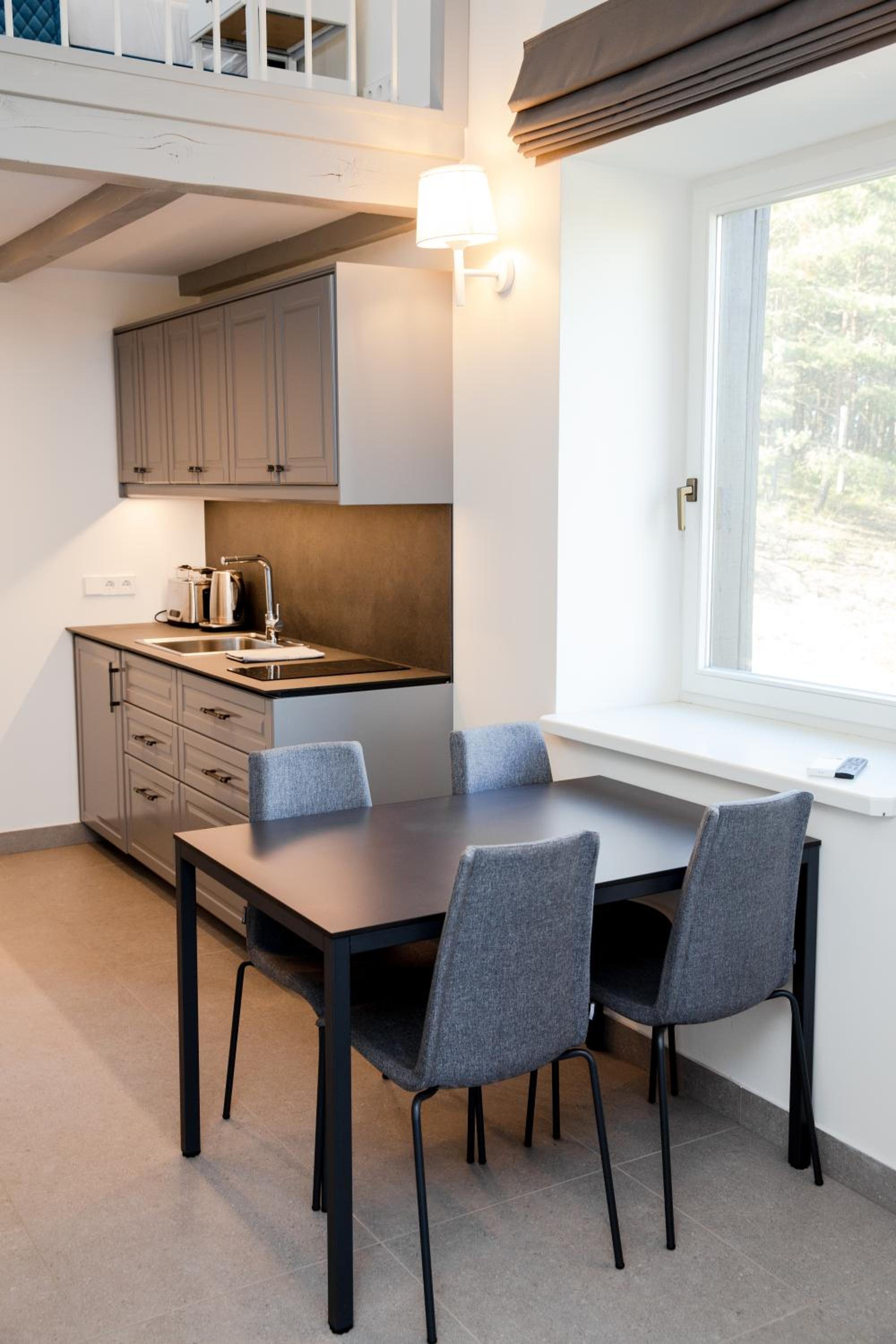 Quadruple Room with Balcony - Photo 4