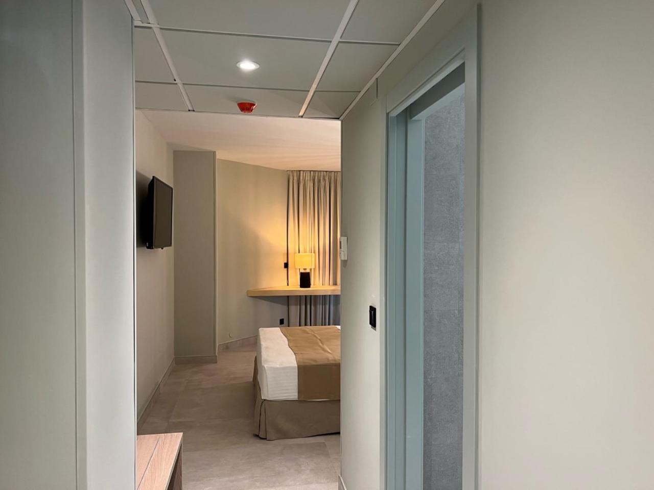 Double or Twin Room - Photo 10