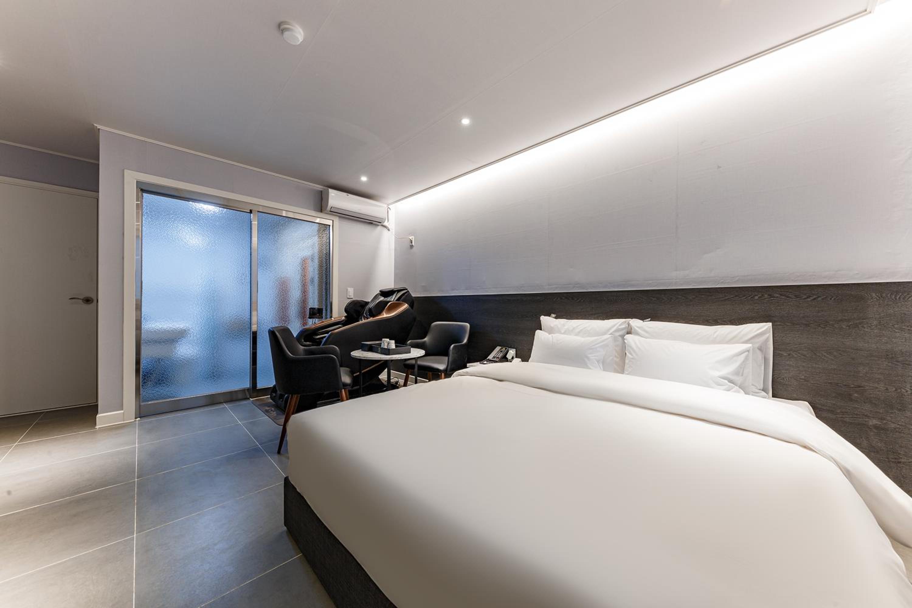 Suite - Photo 5