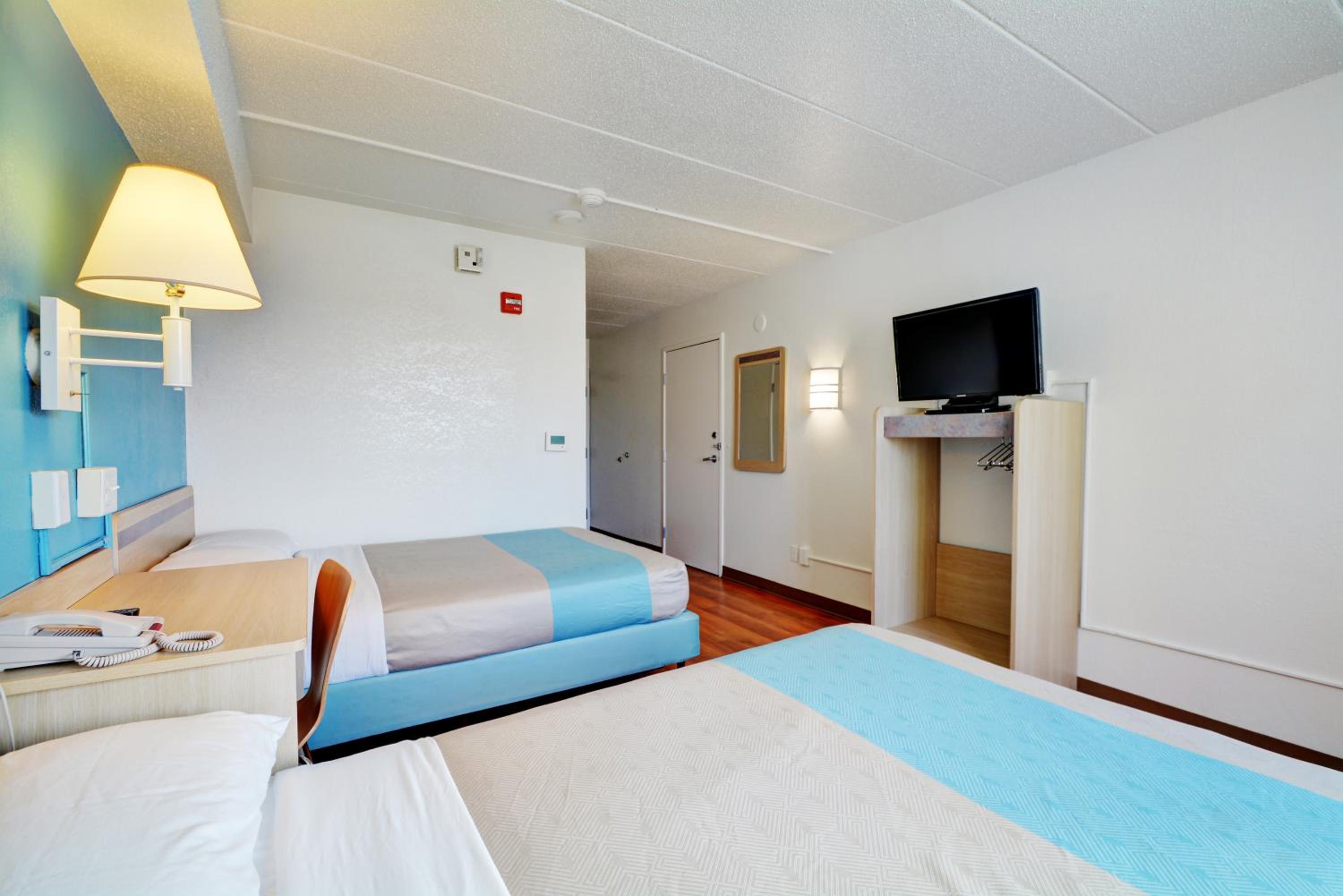 Quadruple Room - Disability Access - Non-Smoking photo 3