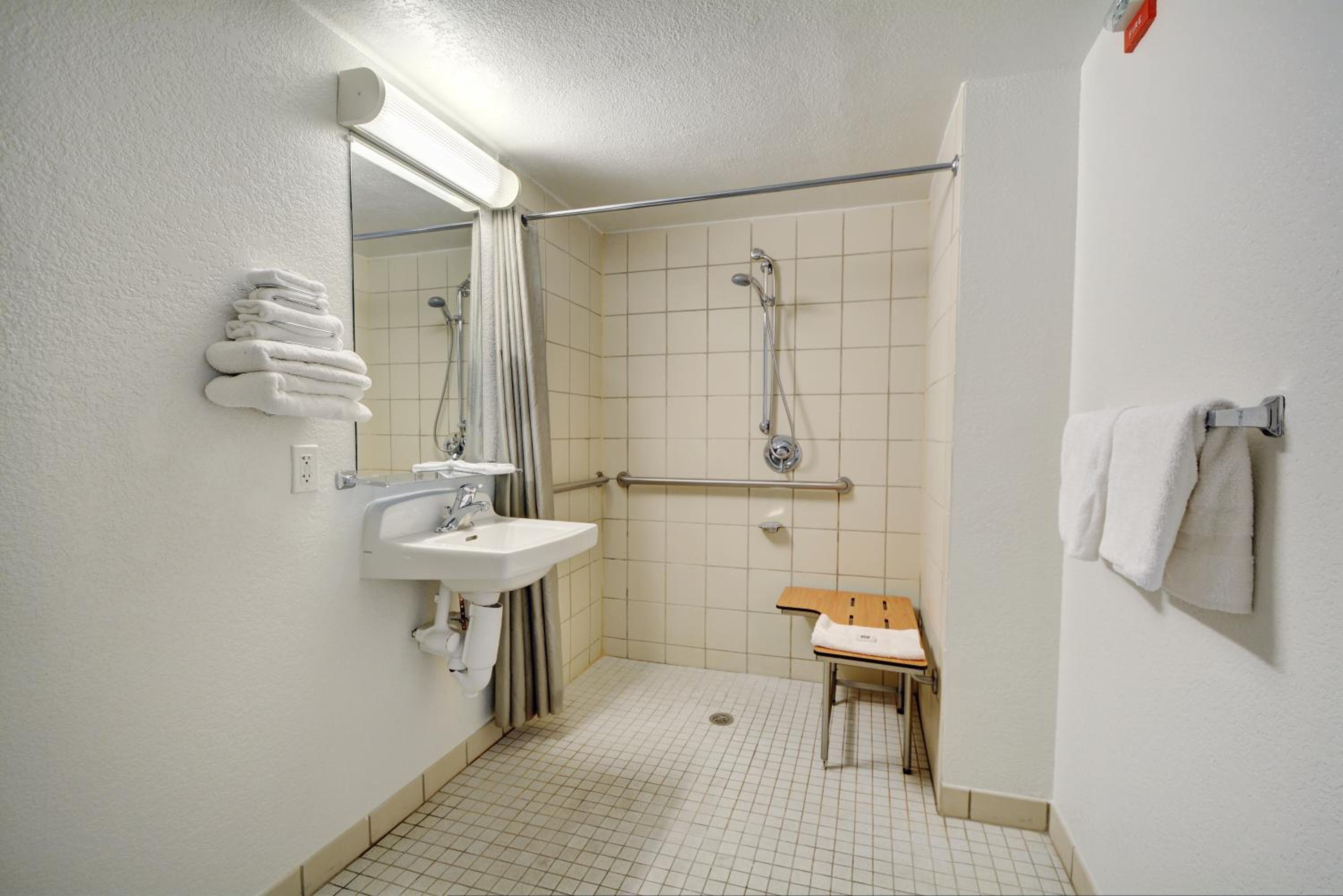 King Room - Non-Smoking photo 2