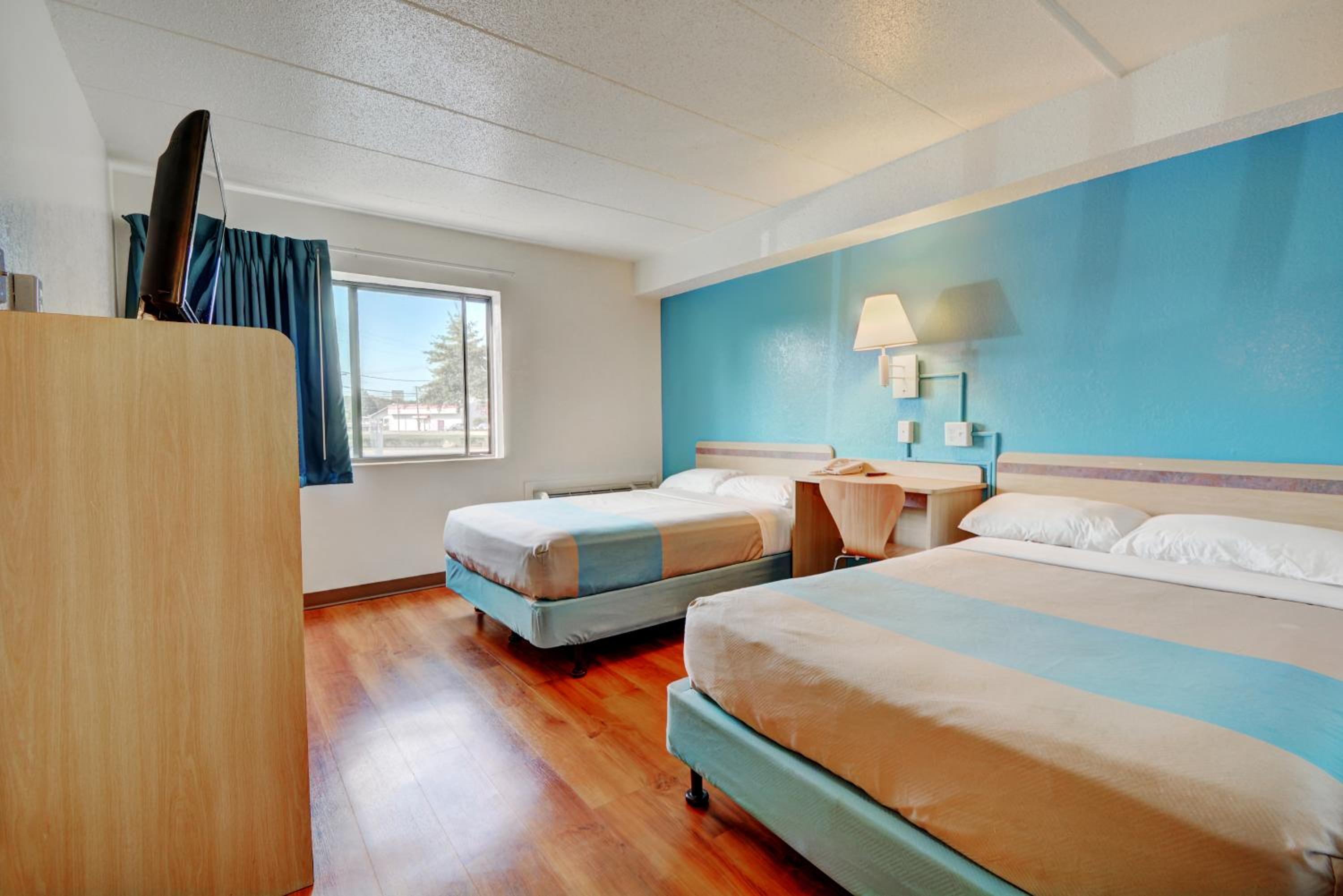 Deluxe Queen Room with Two Queen Beds - Smoking photo 2
