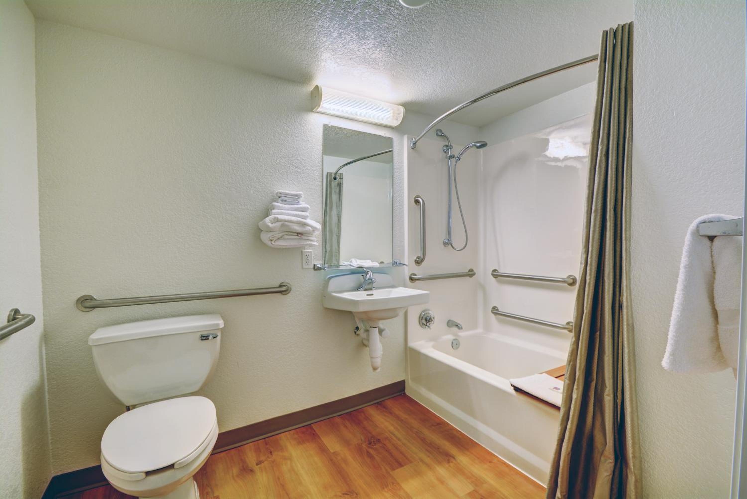 Deluxe King Room - Smoking photo 2