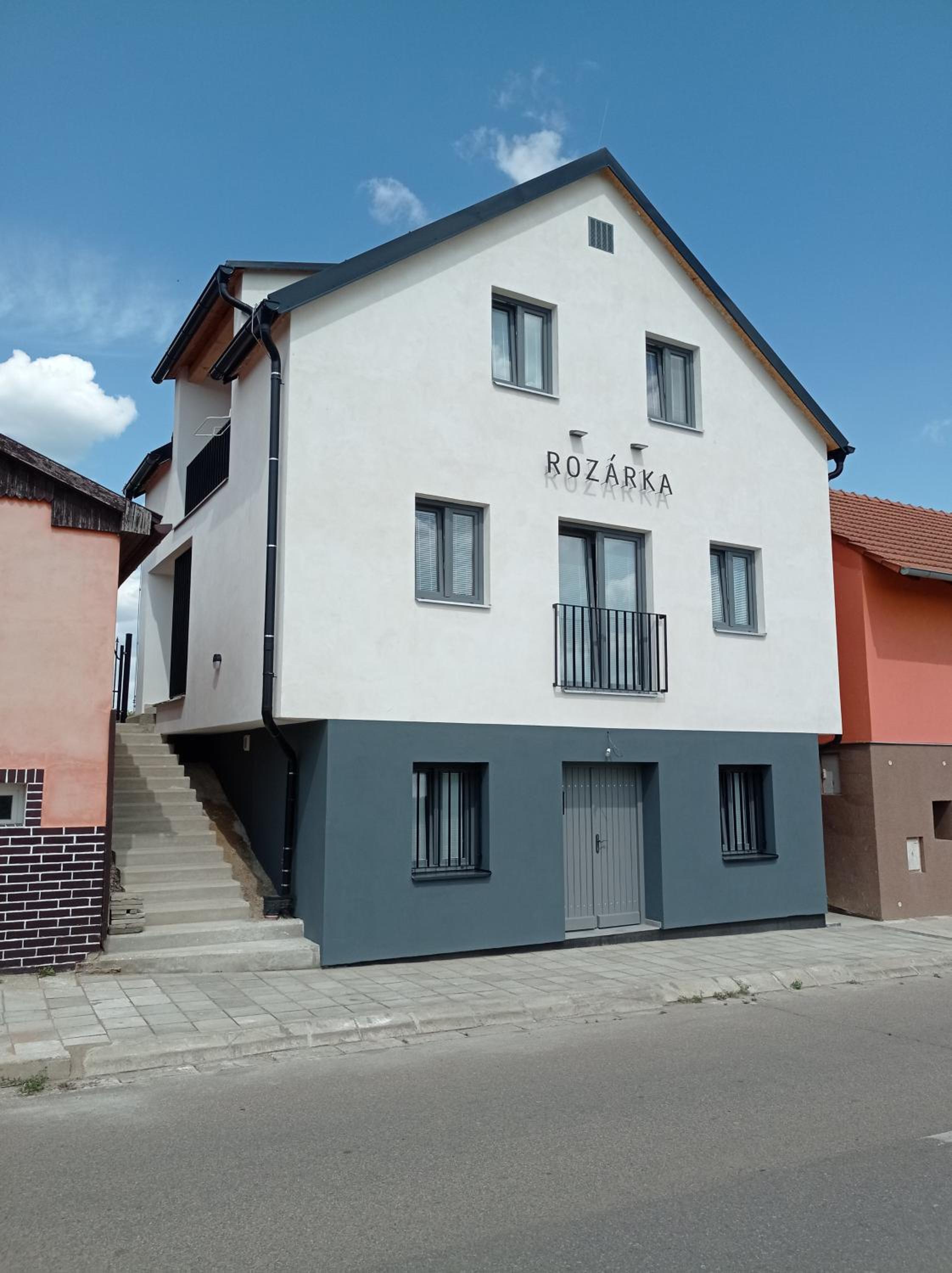 Six-Bedroom House photo 2