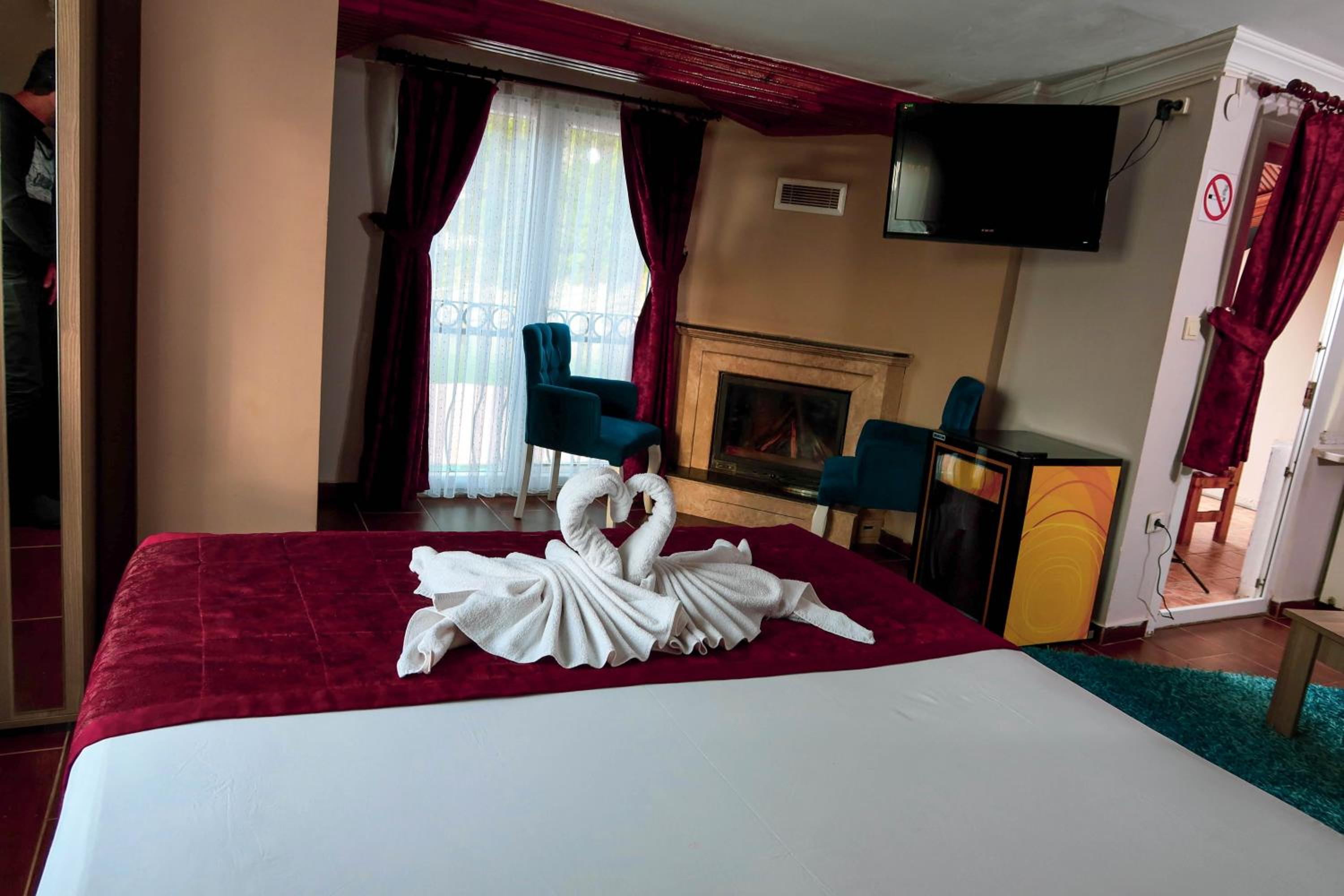 Suite with Lake View - Photo 17