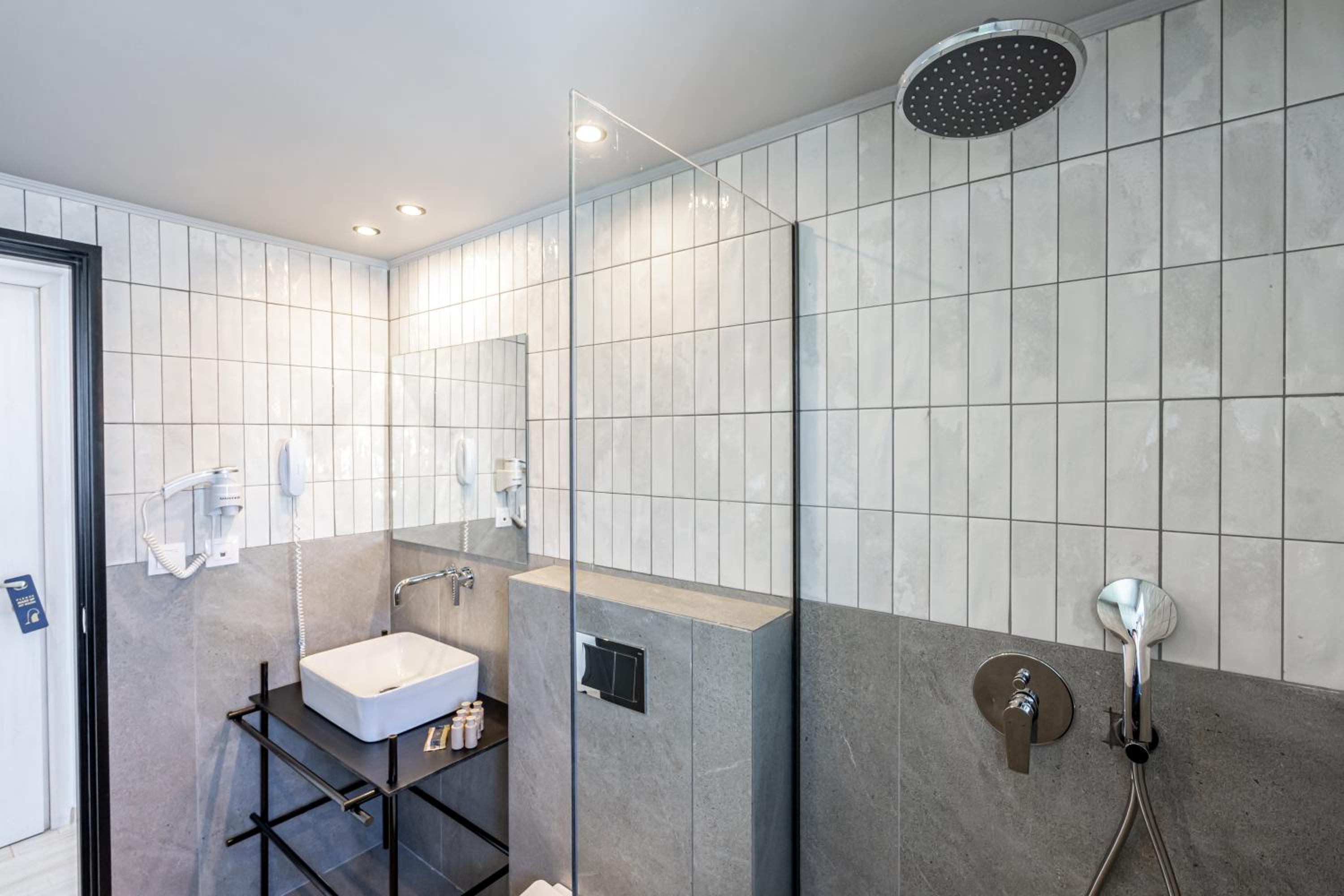Double Room with Balcony - Photo 9