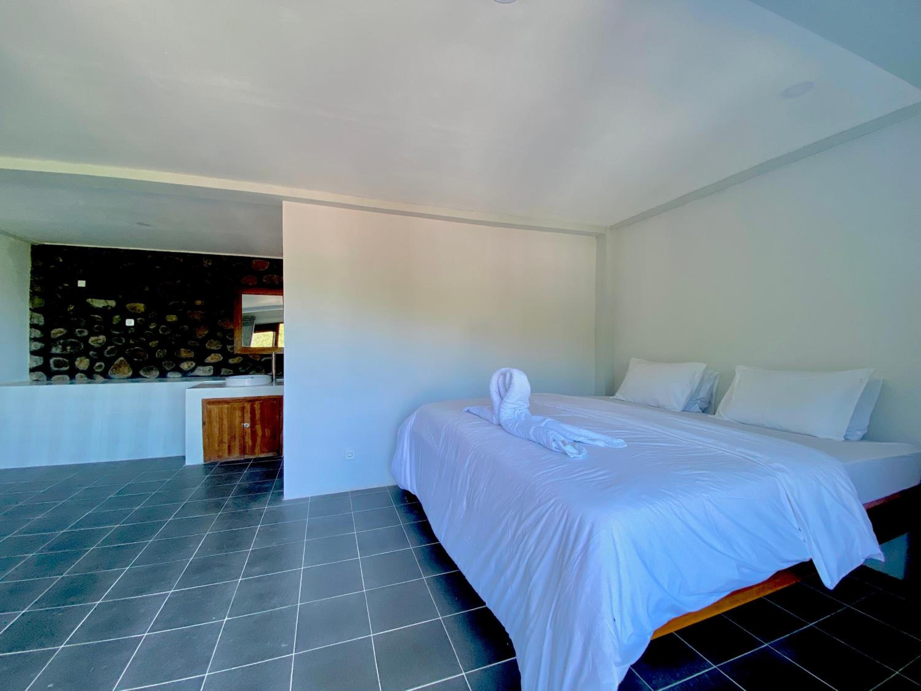 Deluxe Double Room - Photo 12