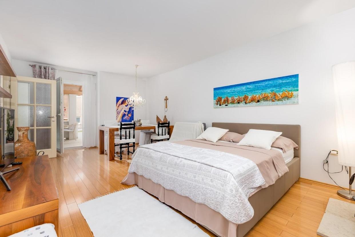 Studio Apartment photo 1