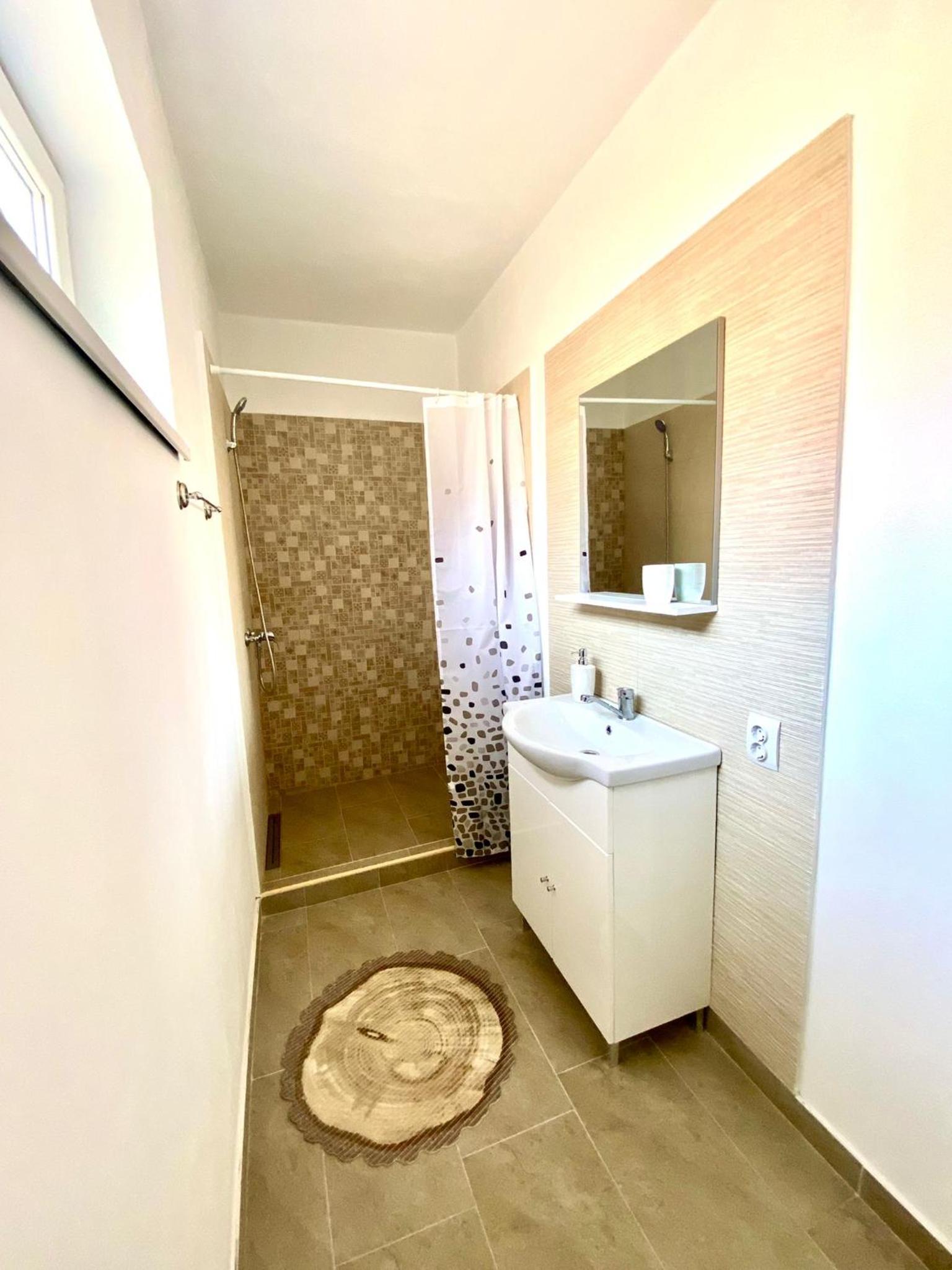 Double Room with Private Bathroom - Photo 12