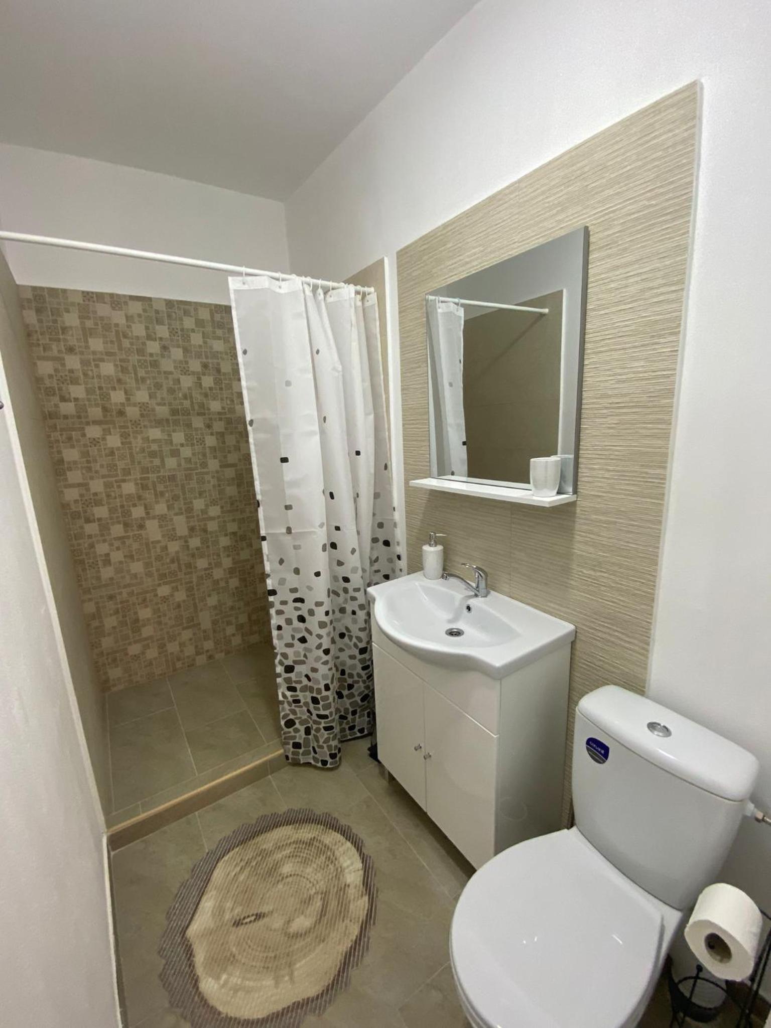 Double Room with Private Bathroom - Photo 14