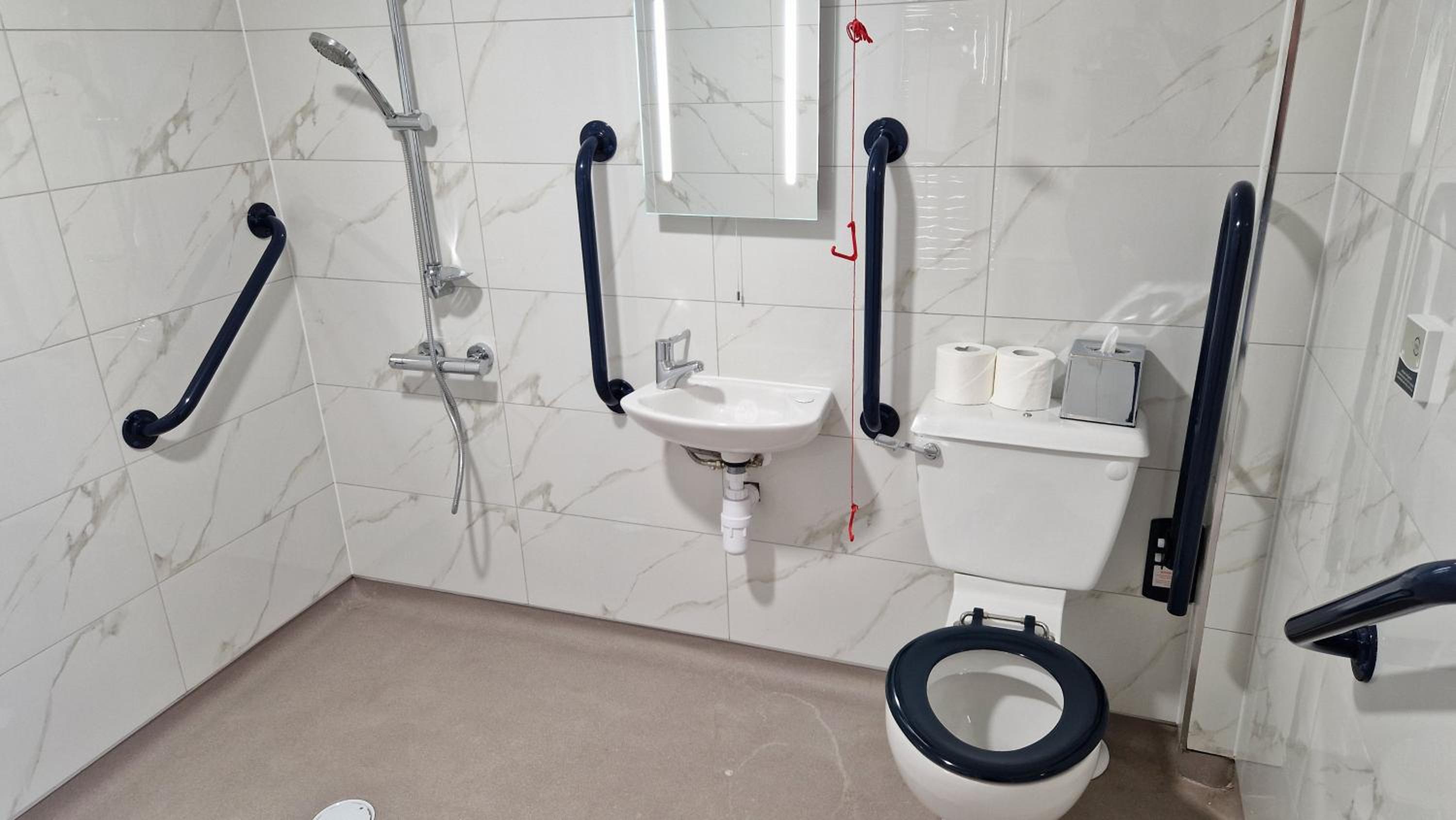 King and Two Single Beds Room with Walk-In Shower and Kitchenette - Disability Access/Non-Smoking photo 3